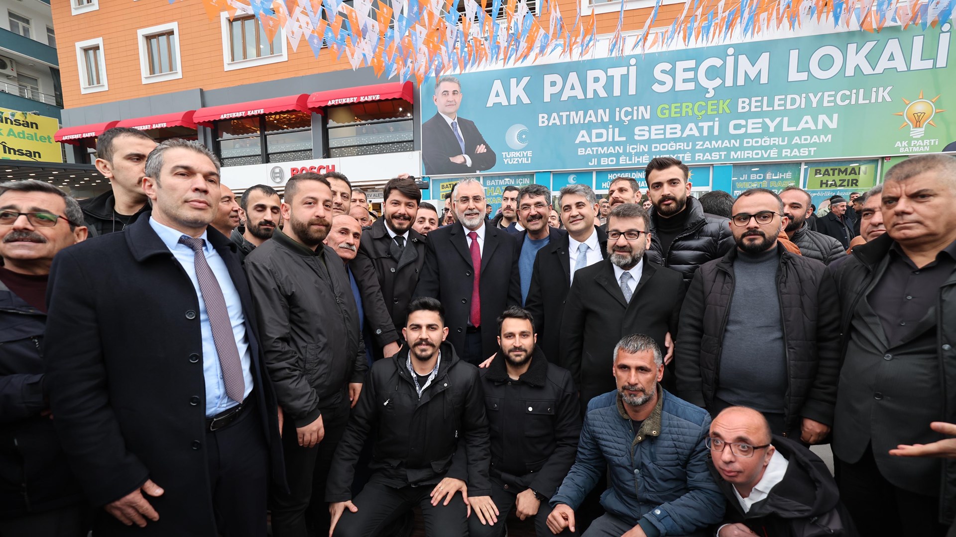 Çalışma ve Sosyal Güvenlik Bakanı Prof. Dr. Vedat Işıkhan, çeşitli temaslarda bulunmak ve programlara katılmak üzere Batman’a gitti.