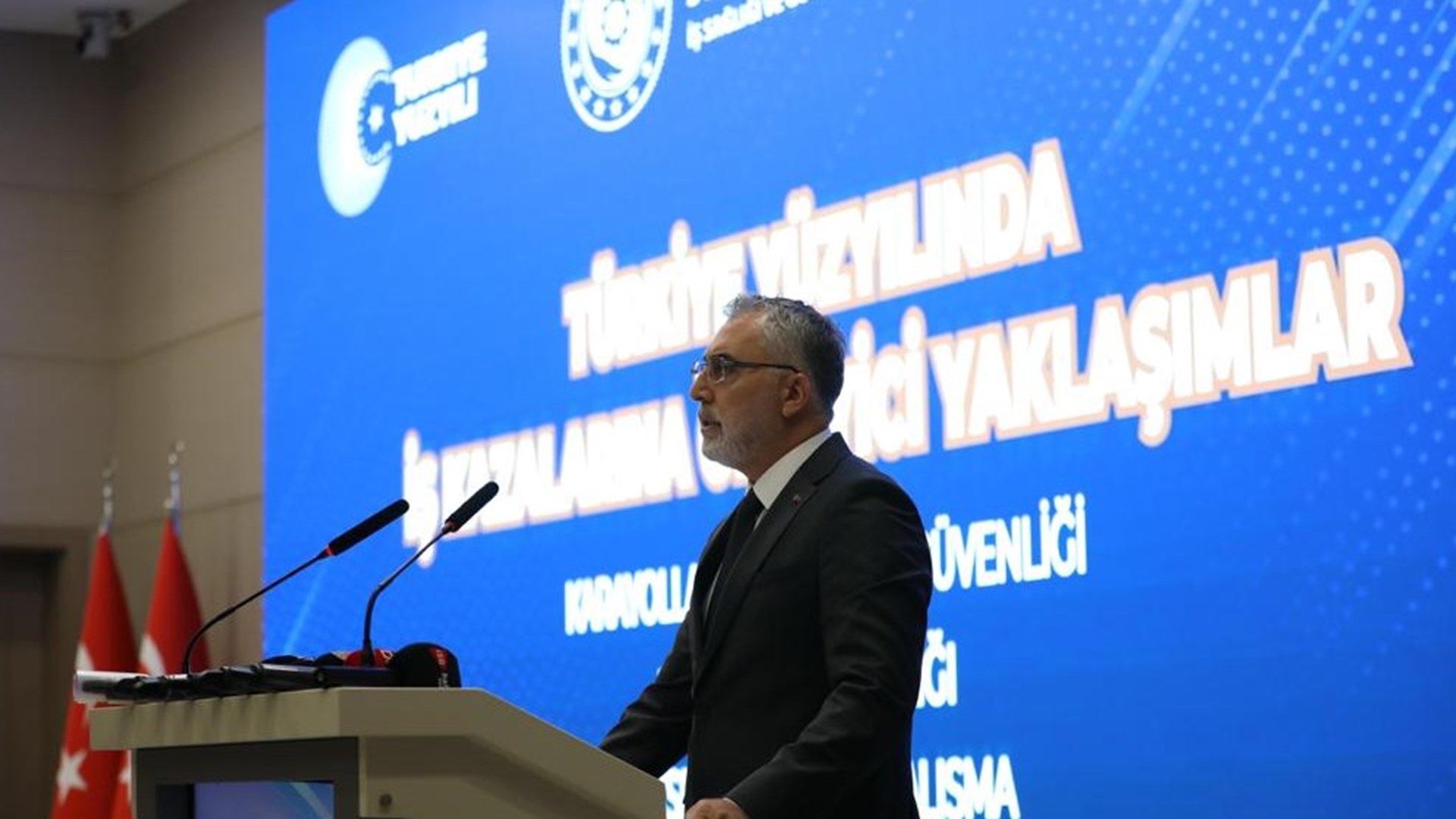 Çalışma ve Sosyal Güvenlik Bakanı Prof. Dr. Vedat Işıkhan, İŞKUR Genel Müdürlüğü’nde düzenlenen Türkiye Yüzyılı’nda İş Kazalarına Önleyici Yaklaşımlar seminerine katıldı.