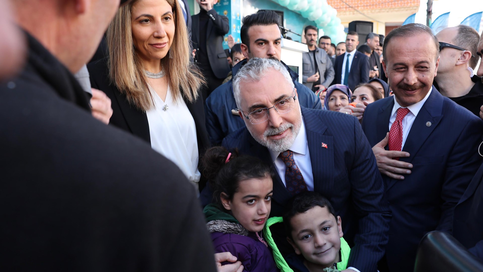 Çalışma ve Sosyal Güvenlik Bakanı Prof. Dr. Vedat Işıkhan, programlara katılmak ve çeşitli ziyaretlerde bulunmak üzere Mardin’e gitti.