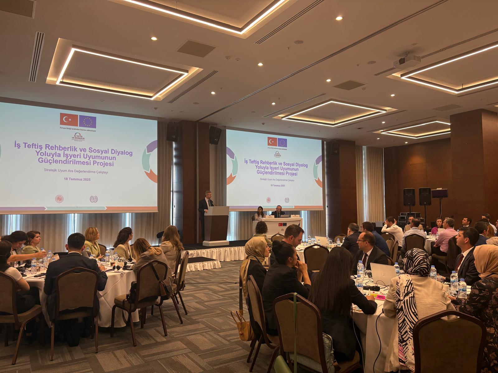İş Teftiş Rehberlik ve Sosyal Diyalog Yoluyla İşyeri Uyumunun Güçlendirilmesi Projesi kapsamında, 18 Temmuz 2025 tarihinde Ankara’da ara değerlendirme çalıştayı gerçekleştirildi.