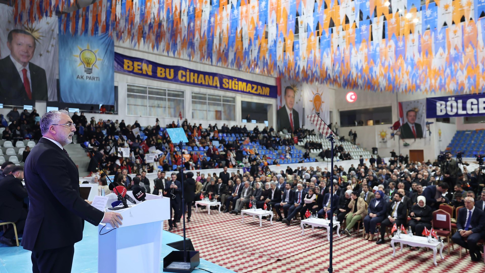 Çalışma ve Sosyal Güvenlik Bakanı Prof. Dr. Vedat Işıkhan, çeşitli ziyaretlerde bulunmak ve programlara katılmak üzere Bingöl’e gitti.