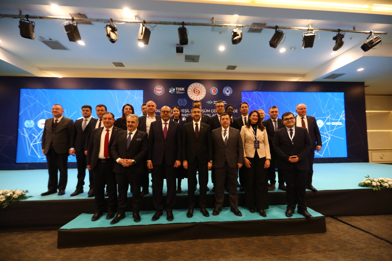 20 Şubat Dünya Sosyal Adalet Günü vesilesiyle, Bakanlığımızın öncülüğünde ve Küresel Sosyal Adalet Koalisyonu kapsamında düzenlenen “Dijitalleşme ve Yeşil Dönüşüm Çerçevesinde Sosyal Adalet Forumu” geniş katılımla gerçekleştirildi. Forum, Türkiye İşveren Sendikaları Konfederasyonu (TİSK), Türkiye İşçi Sendikaları Konfederasyonu (TÜRK-İŞ), Memur Sendikaları Konfederasyonu (MEMUR-SEN) ve Türkiye Kamu Çalışanları Sendikaları Konfederasyonu (KAMU-SEN) işbirliğiyle düzenlendi.