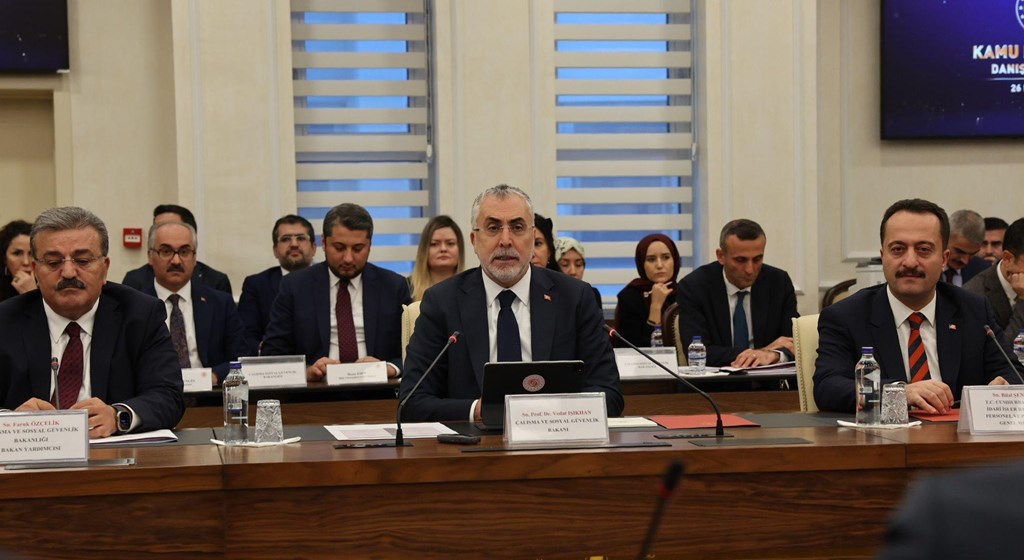 Kamu Personeli Danışma Kurulu (KPDK) Toplantısı, Çalışma ve Sosyal Güvenlik Bakanı Prof. Dr. Vedat Işıkhan’ın başkanlığında, Çalışma ve Sosyal Güvenlik Bakanlığı ev sahipliğinde Reşat Moralı Toplantı Salonu’nda gerçekleşti.