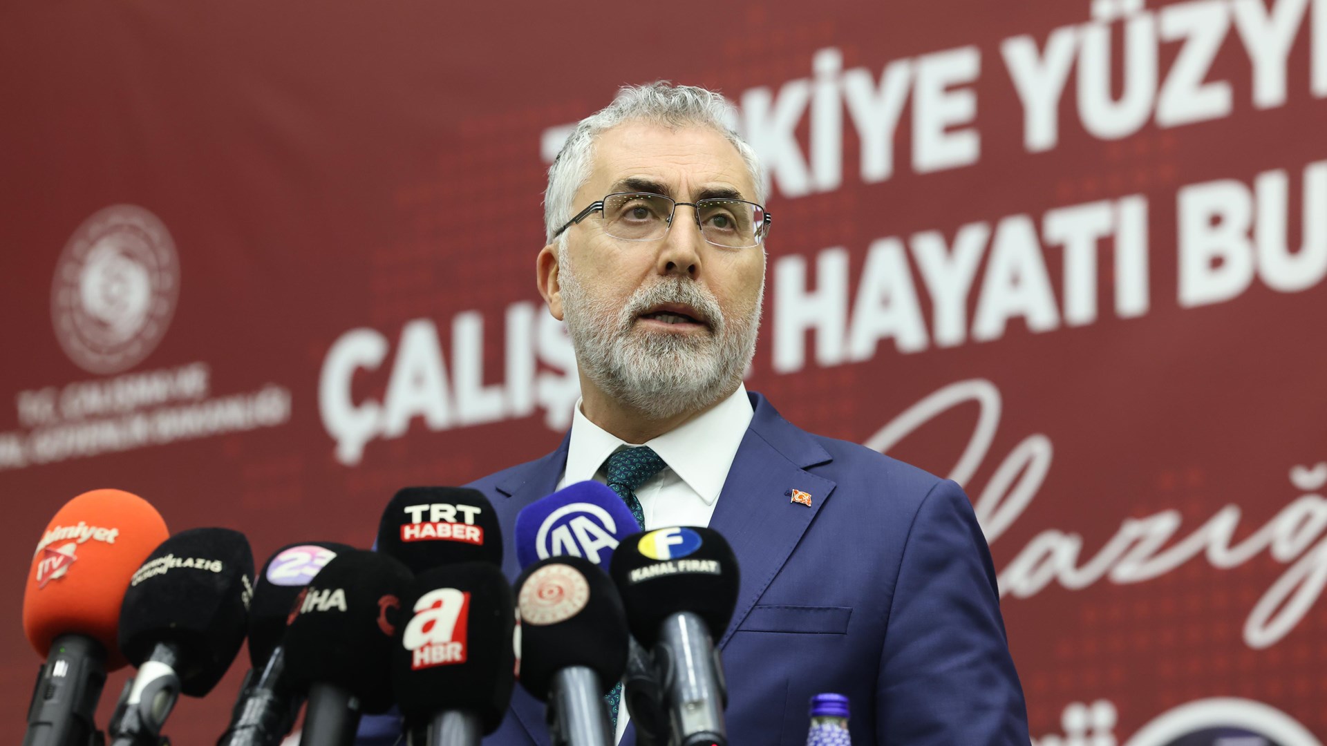 Çalışma ve Sosyal Güvenlik Bakanı Prof. Dr. Vedat Işıkhan, çeşitli ziyaretlerde bulunmak ve programlara katılmak üzere Elazığ’a gitti.