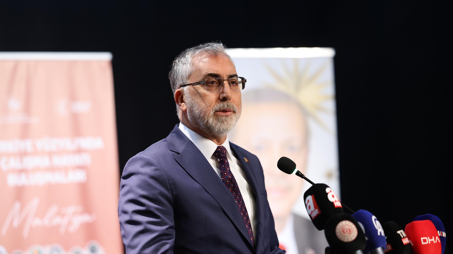 Çalışma ve Sosyal Güvenlik Bakanı Prof. Dr. Vedat Işıkhan, çeşitli ziyaretlerde bulunmak ve programlara katılmak üzere Malatya’ya gitti.