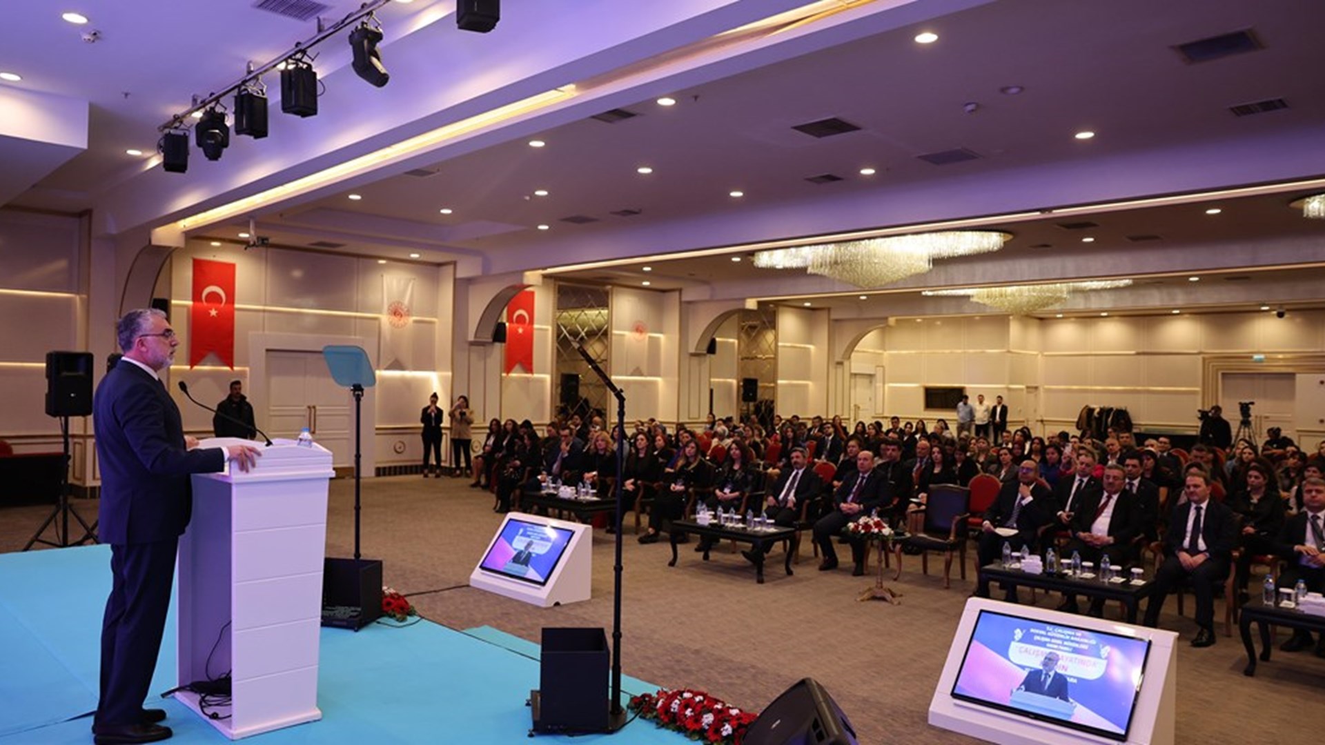 Çalışma ve Sosyal Güvenlik Bakanı Prof. Dr. Vedat Işıkhan, Çalışma Genel Müdürlüğü tarafından düzenlenen “Çalışma Hayatında Kadın Paneli” ne iştirak etti.