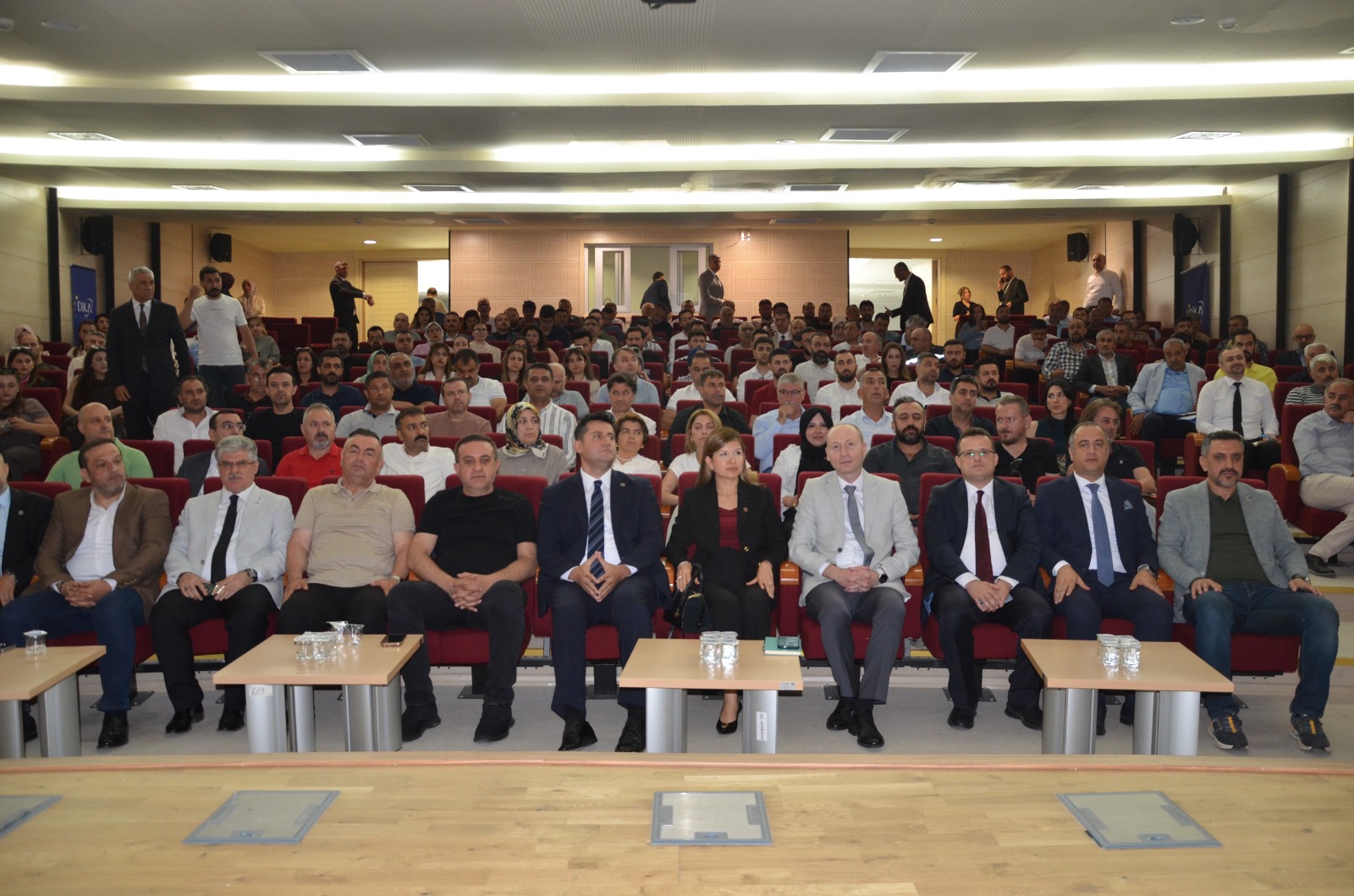 Başkanlığımız koordinasyonunda, Başkanlığımızca benimsenen çalışma hayatında rehberlik temelli, önleyici ve çözüm odaklı teftiş anlayışının gereği, paydaşlarla diyalog ve işbirliği anlayışının güçlendirilmesi ile mevzuata uyum süreçlerinde işverenlerin bilgilendirilmesi amacıyla 4 Haziran 2026 tarihinde bilgilendirme toplantısı düzenlendi. İş sağlığı ve güvenliği ile işin yürütümü teftişlerini merkezine alan programda, rehberlik faaliyetlerinin çalışma barışına sağladığı katkılar vurgulandı.