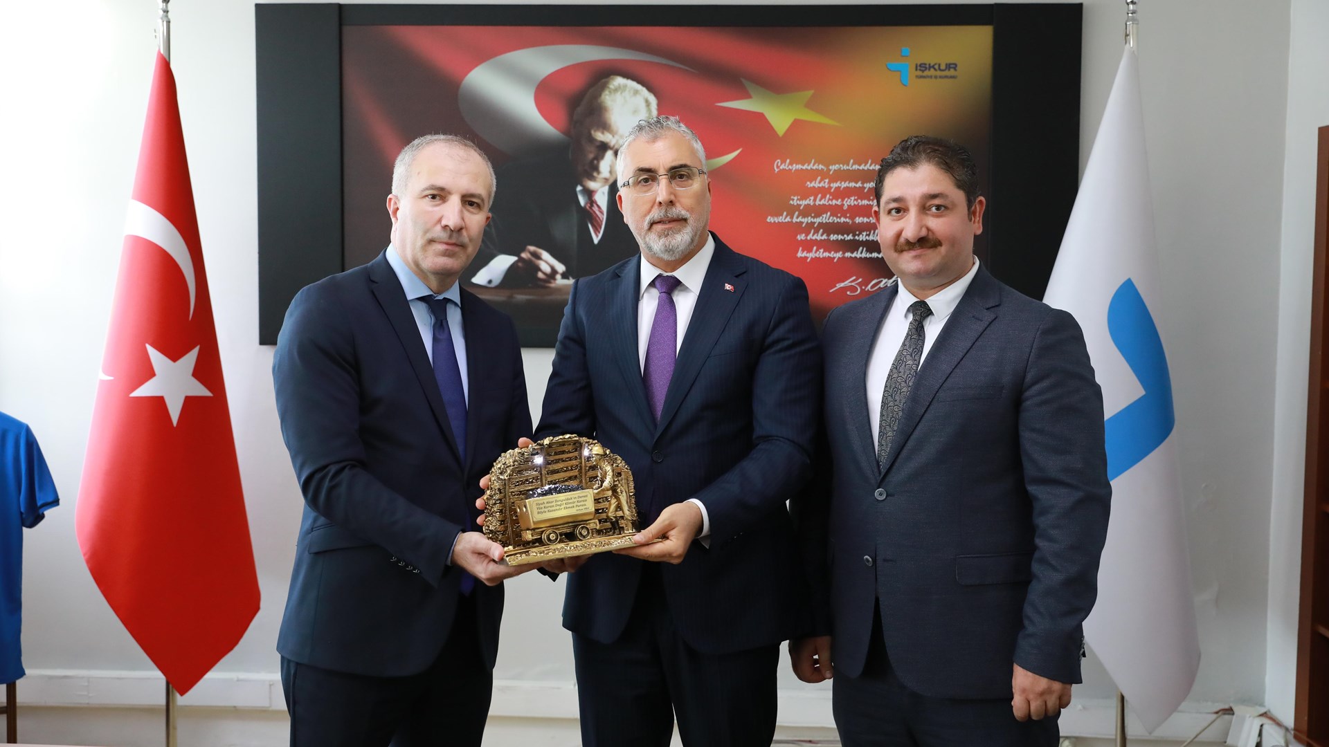 Çalışma ve Sosyal Güvenlik Bakanı Prof. Dr. Vedat Işıkhan, “Şehir Buluşmaları” kapsamında ziyaretlerde bulunmak ve programlara katılmak üzere Zonguldak’a gitti.