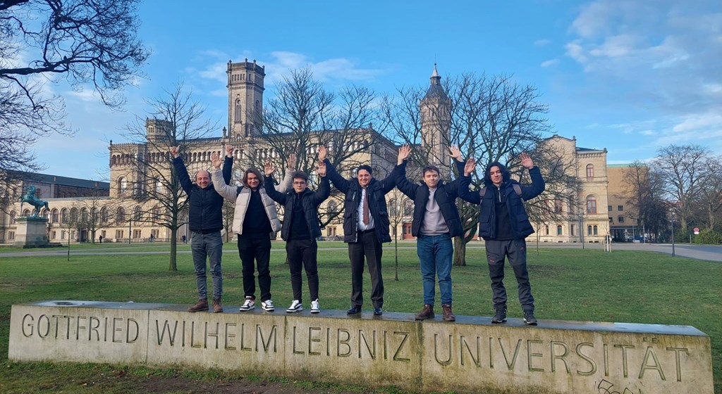 Erasmus Mesleki Eğitim Akreditasyonu kapsamında Almanya’da bulunan Bursa Karacabey Mesleki ve Teknik Anadolu Lisesi öğrencileri, Hannover Çalışma ve Sosyal Güvenlik Ataşeliğimizi ziyaret etti.