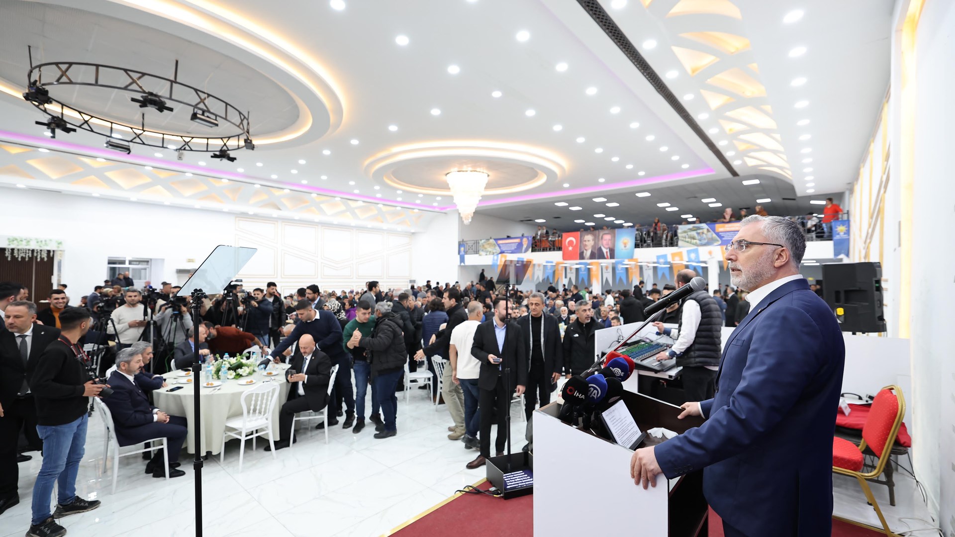 Çalışma ve Sosyal Güvenlik Bakanı Prof. Dr. Vedat Işıkhan, çeşitli temaslarda bulunmak ve programlara katılmak üzere Adıyaman’a gitti.