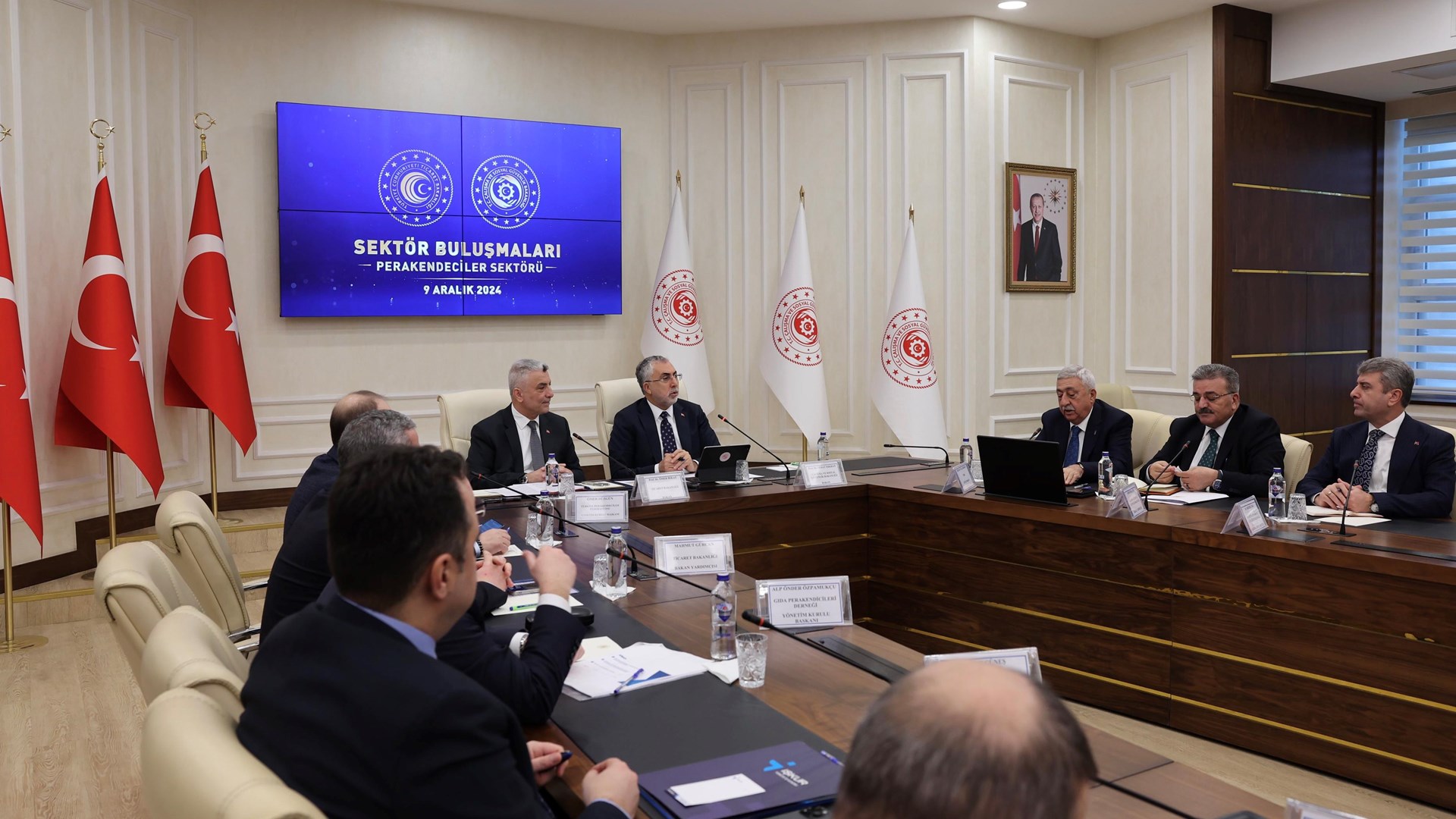 Bakan Işıkhan, “Sektör Buluşmaları” Kapsamında Perakendeciler Sektörünün Temsilcileri ile Bir Araya Geldi