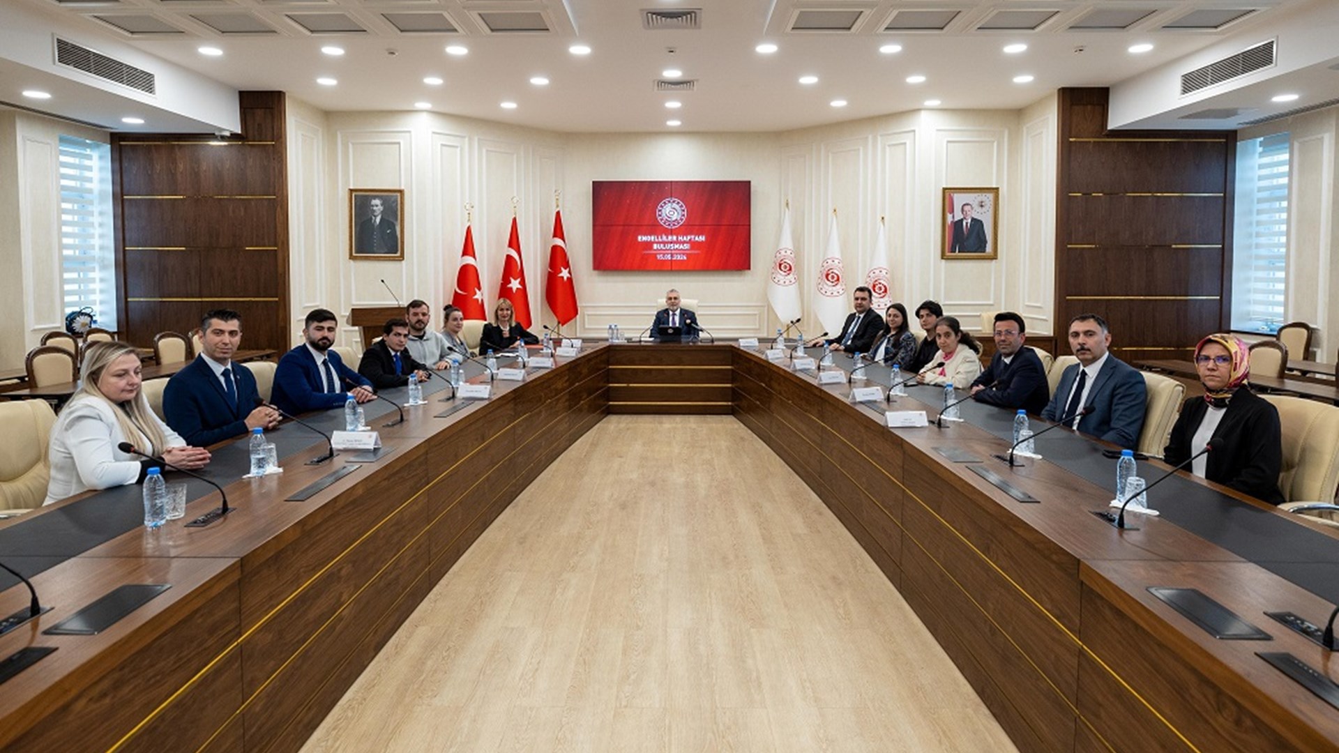 Çalışma ve Sosyal Güvenlik Bakanı Prof. Dr. Vedat Işıkhan, Çalışma ve Sosyal Güvenlik Bakanlığı Reşat Moralı Toplantı Salonu’nda SERÇEV (Serebral Palsili Çocuklar Derneği) ve İŞKUR’dan yararlanan engelli bireylerle bir araya geldi.