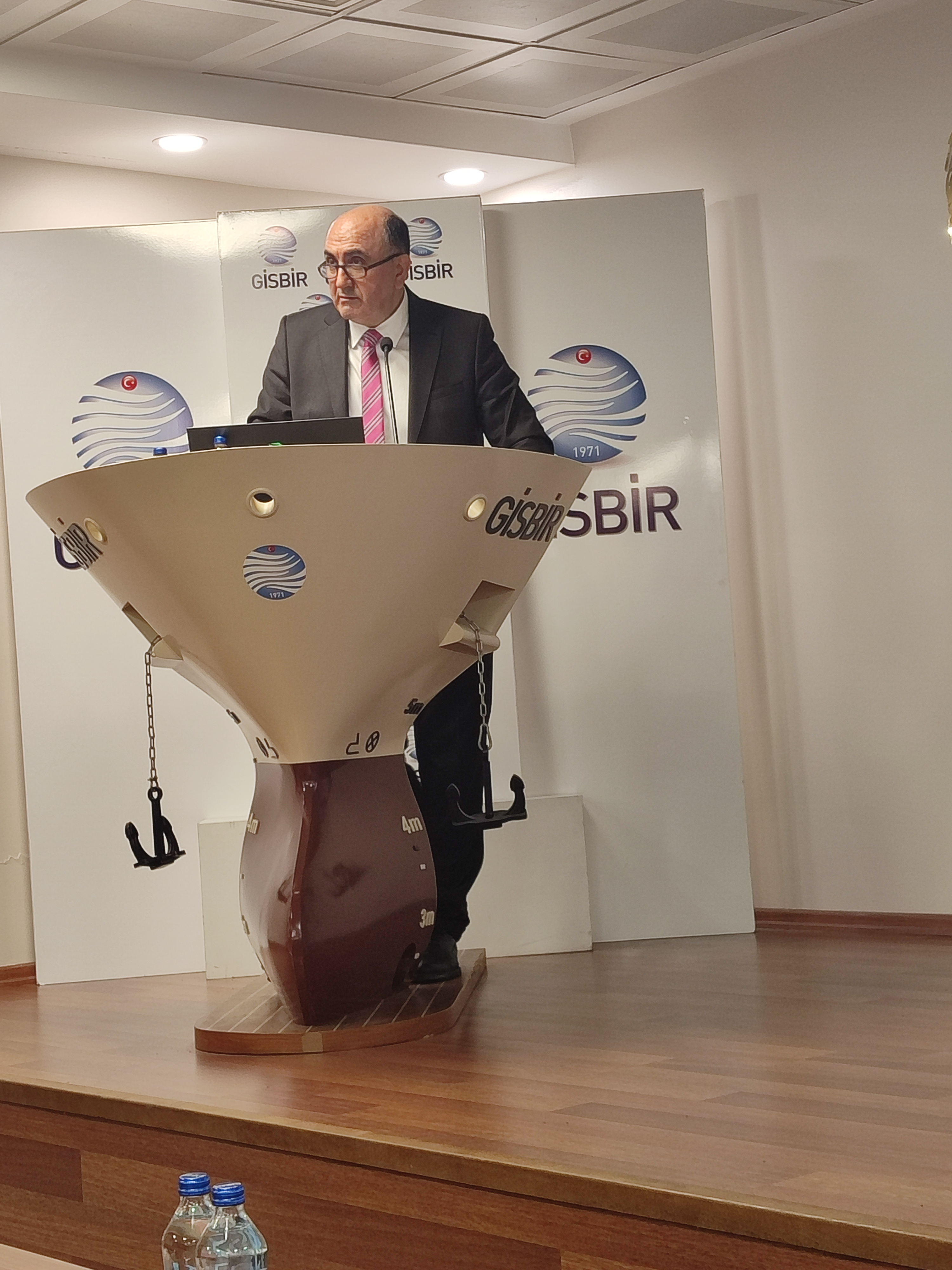 Rehberlik ve Teftiş Başkanlığı tarafından Türkiye Gemi İnşa Sanayicileri Birliği (GİSBİR) ev sahipliğinde, 8 Nisan 2026 tarihinde “Tersane ve Gemi İnşa İşyerlerinde Çalışma Koşullarının İyileştirilmesi Programlı Teftişi” kapsamında bilgilendirme toplantısı düzenlendi.