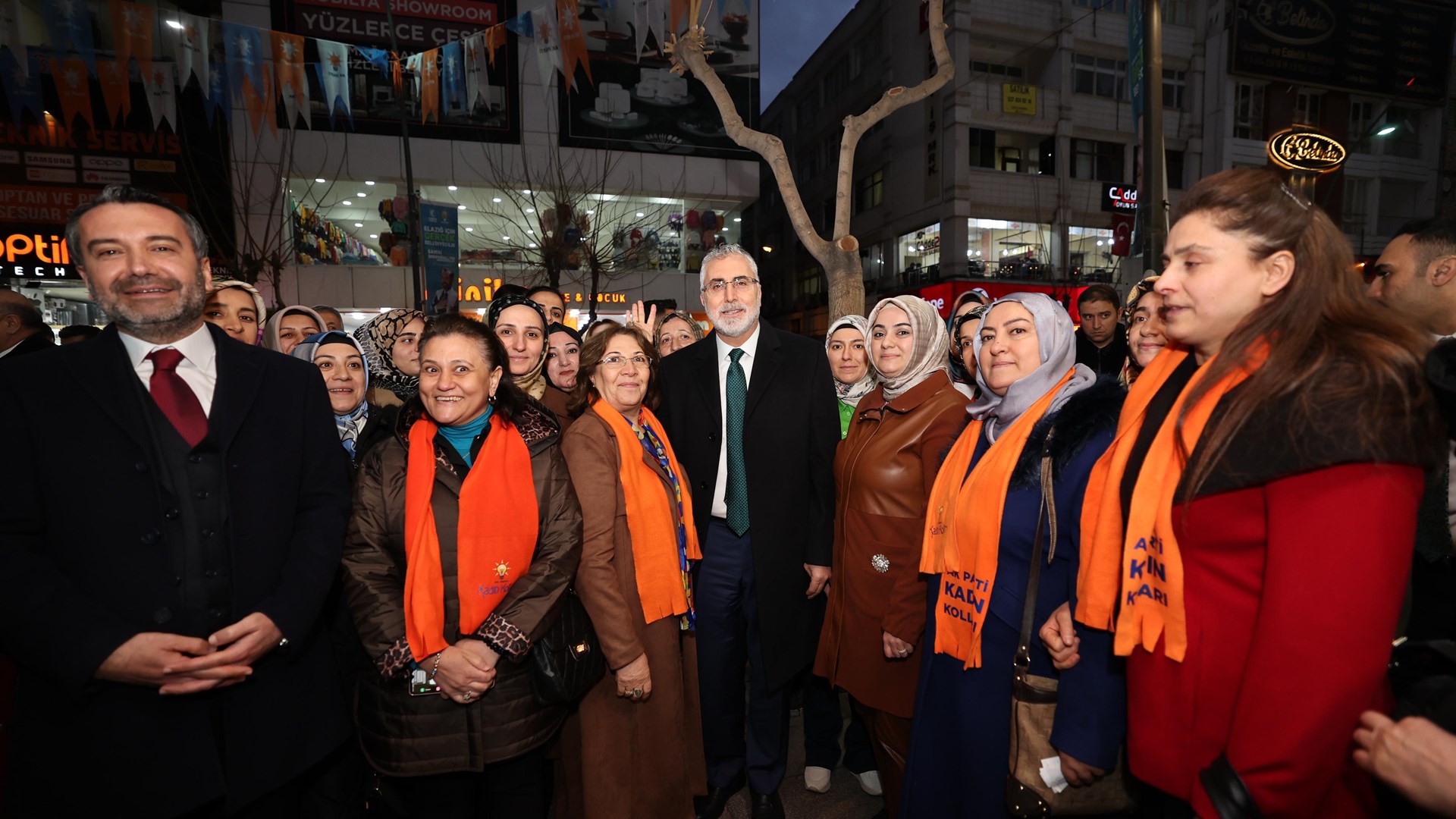 Çalışma ve Sosyal Güvenlik Bakanı Prof. Dr. Vedat Işıkhan, çeşitli ziyaretlerde bulunmak ve programlara katılmak üzere Elazığ’a gitti.