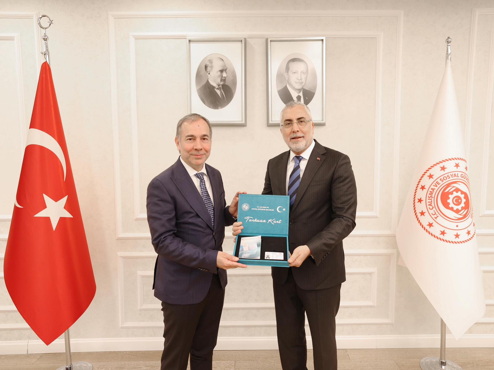Bakan Işıkhan, SOCAR ve Türk Traktör CEO’larına Turkuaz Kart Takdim Etti