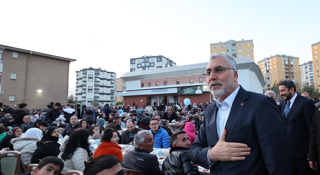 Çalışma ve Sosyal Güvenlik Bakanı Prof. Dr. Vedat Işıkhan, çeşitli temaslarda bulunmak ve programlara katılmak üzere Kırıkkale, Nevşehir ve Niğde illerinde ziyaretlerde bulundu.