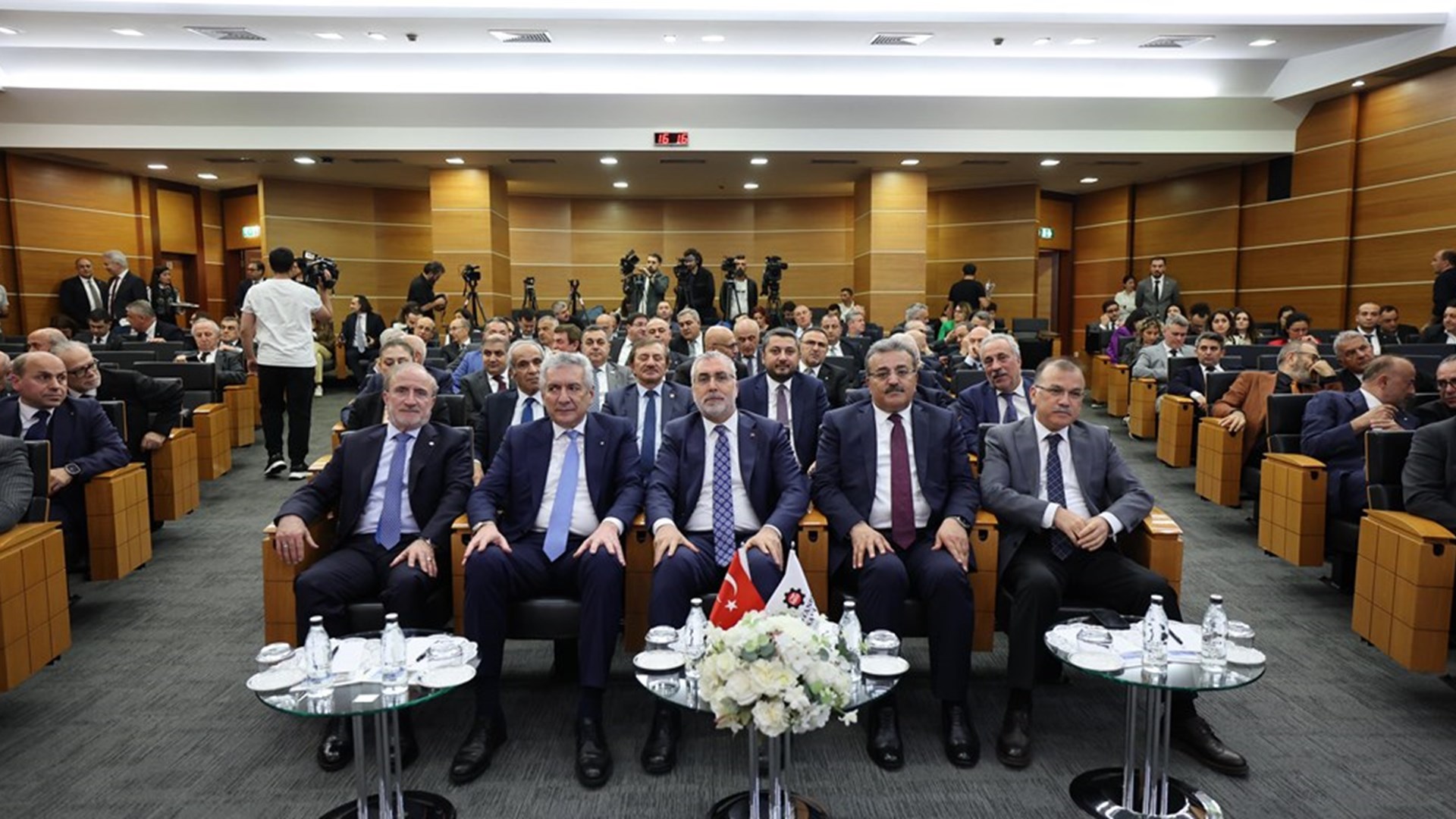 Çalışma ve Sosyal Güvenlik Bakanı Prof. Dr. Vedat Işıkhan, İstanbul Sanayi Odası’nın Aylık Olağan Meclis Toplantısına katılarak bir konuşma gerçekleştirdi.