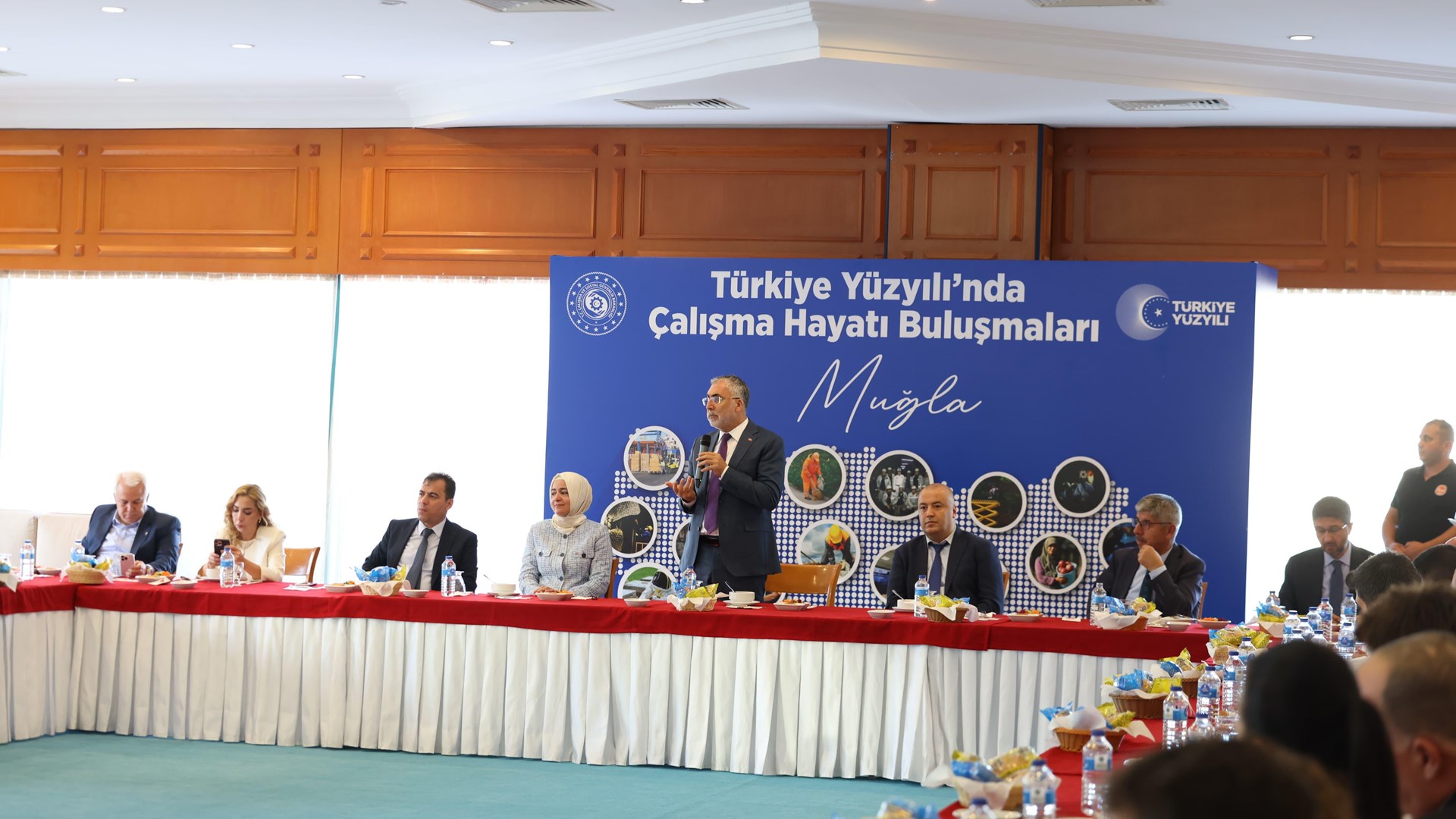 Çalışma ve Sosyal Güvenlik Bakanı Prof. Dr. Vedat Işıkhan, çeşitli temaslarda bulunmak ve “Milli Müdafaadan Milli Kalkınmaya; Türkiye Yüzyılı’nın Kadınları, Kadın İstihdam Sistemi İş Pozitif Tanıtım Programı ve Fuar Açılışı” programına katılmak üzere Muğla’ya gitti.