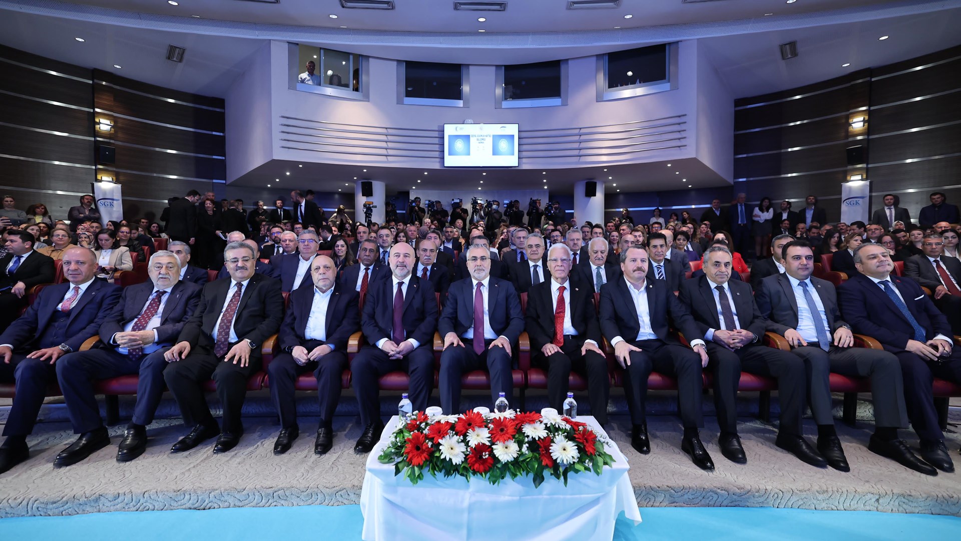 Çalışma ve Sosyal Güvenlik Bakanı Prof. Dr. Vedat Işıkhan, Sosyal Güvenlik Kurumu Başkanlığı Erdoğan Özen Konferans Salonu’nda düzenlenen “Sosyal Güvenlik Haftası Buluşması” Programı’na katıldı.