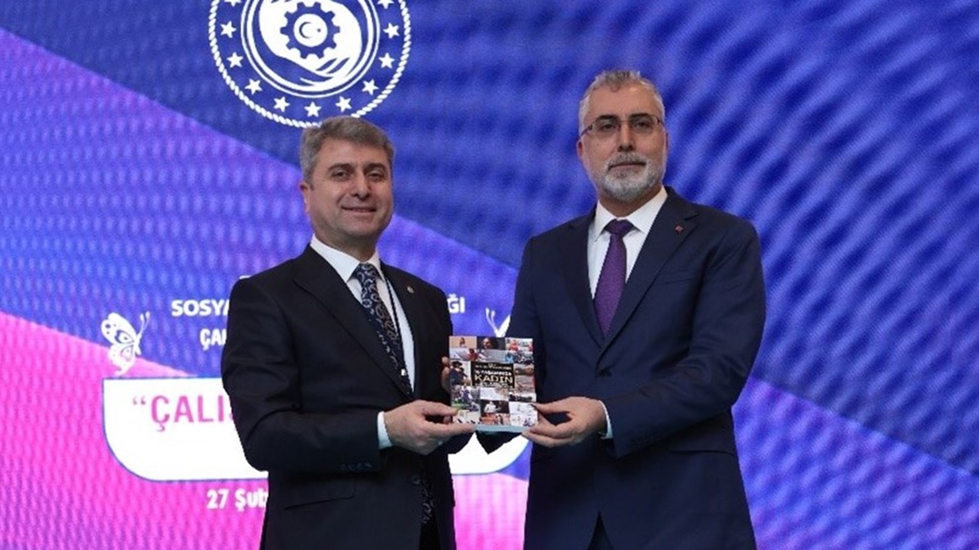 Panele katılan Çalışma ve Sosyal Güvenlik Bakanımız Prof. Dr. Vedat Işıkhan, kadınların ekonomik, hukuki, sosyal hak ve özgürlükleri konularının özellikle son 21 yıldır üzerinde hassasiyetle durulan ve bu alanda özel politika geliştirilen alanlardan biri olduğunu belirtti.