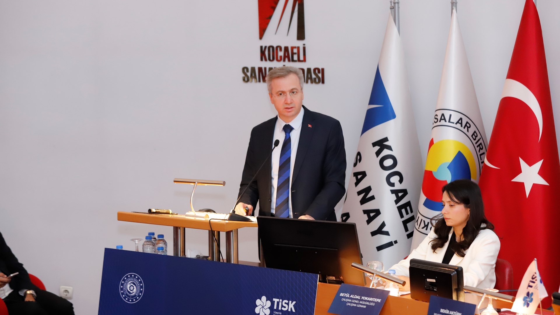 Bakanlığımız ile Türkiye İşveren Sendikaları Konfederasyonu (TİSK) iş birliğinde düzenlenen “Çalışma Hayatı İstişare Toplantısı” 15 Eylül 2025 tarihinde Kocaeli Sanayi Odası’nda gerçekleştirildi.