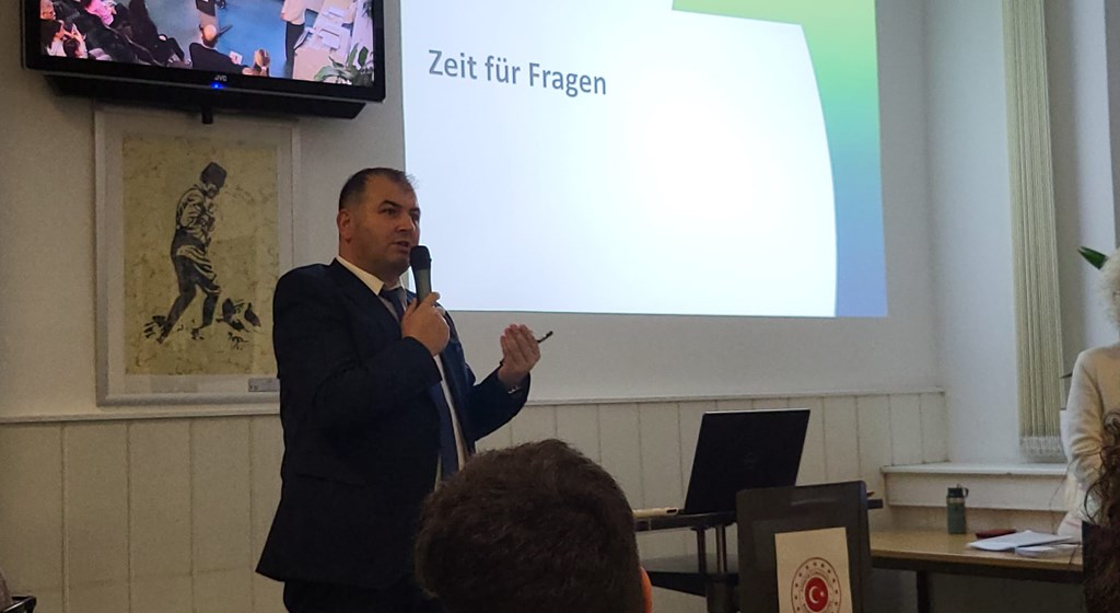 Stuttgart Çalışma ve Sosyal Güvenlik Ataşeliğimizin katkılarıyla Başkonsolosluğumuz ile Stuttgart Sanayi ve Ticaret Odası (IHK) iş birliği kapsamında 11.10.2023 Çarşamba günü Başkonsolosluğumuz binasında meslek eğitim toplantısı gerçekleştirildi.