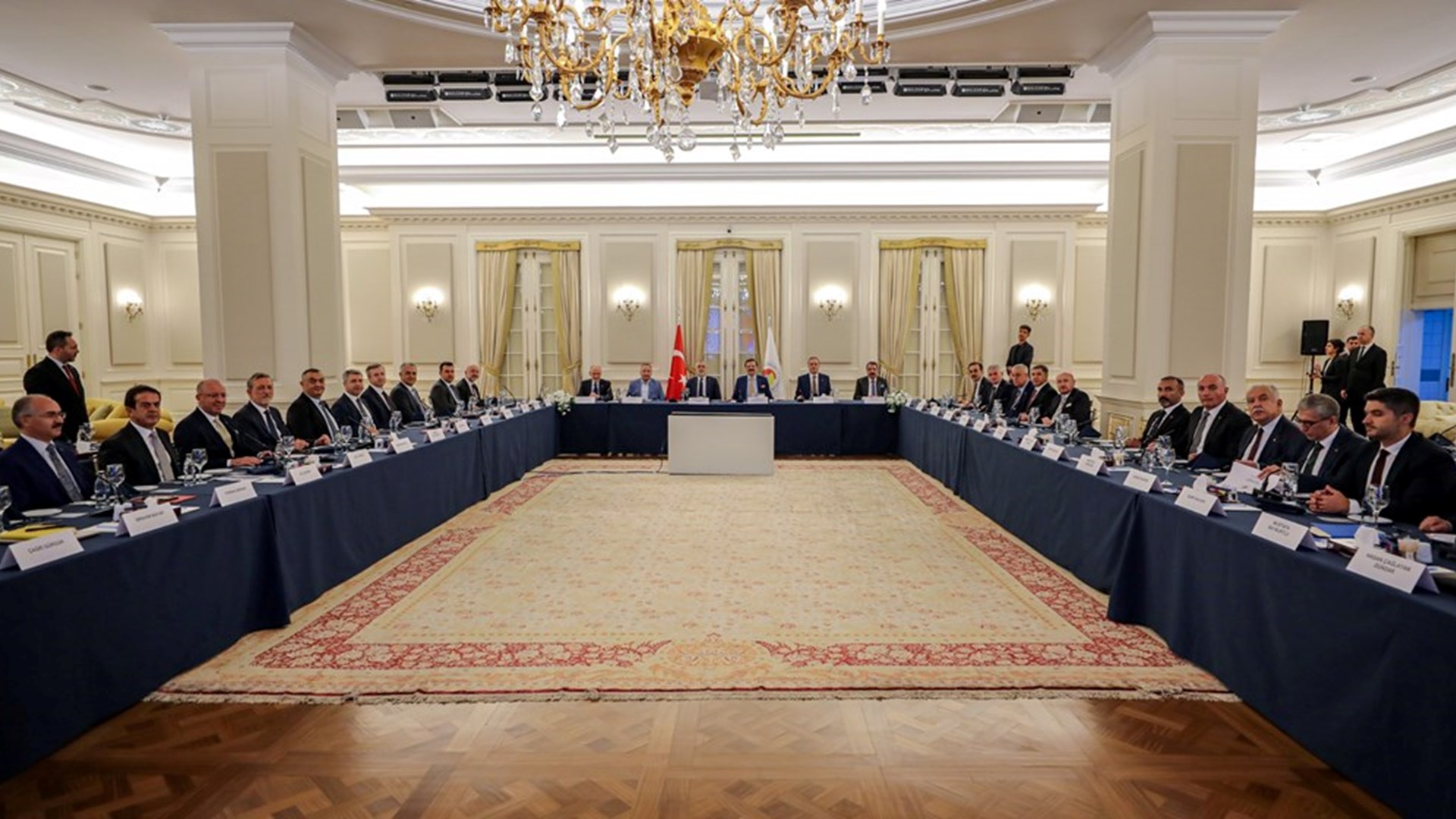 Çalışma ve Sosyal Güvenlik Bakanı Prof. Dr. Vedat Işıkhan, Türkiye Odalar ve Borsalar Birliği’nin (TOBB) Yönetim Kurulu Toplantısı’na katıldı.