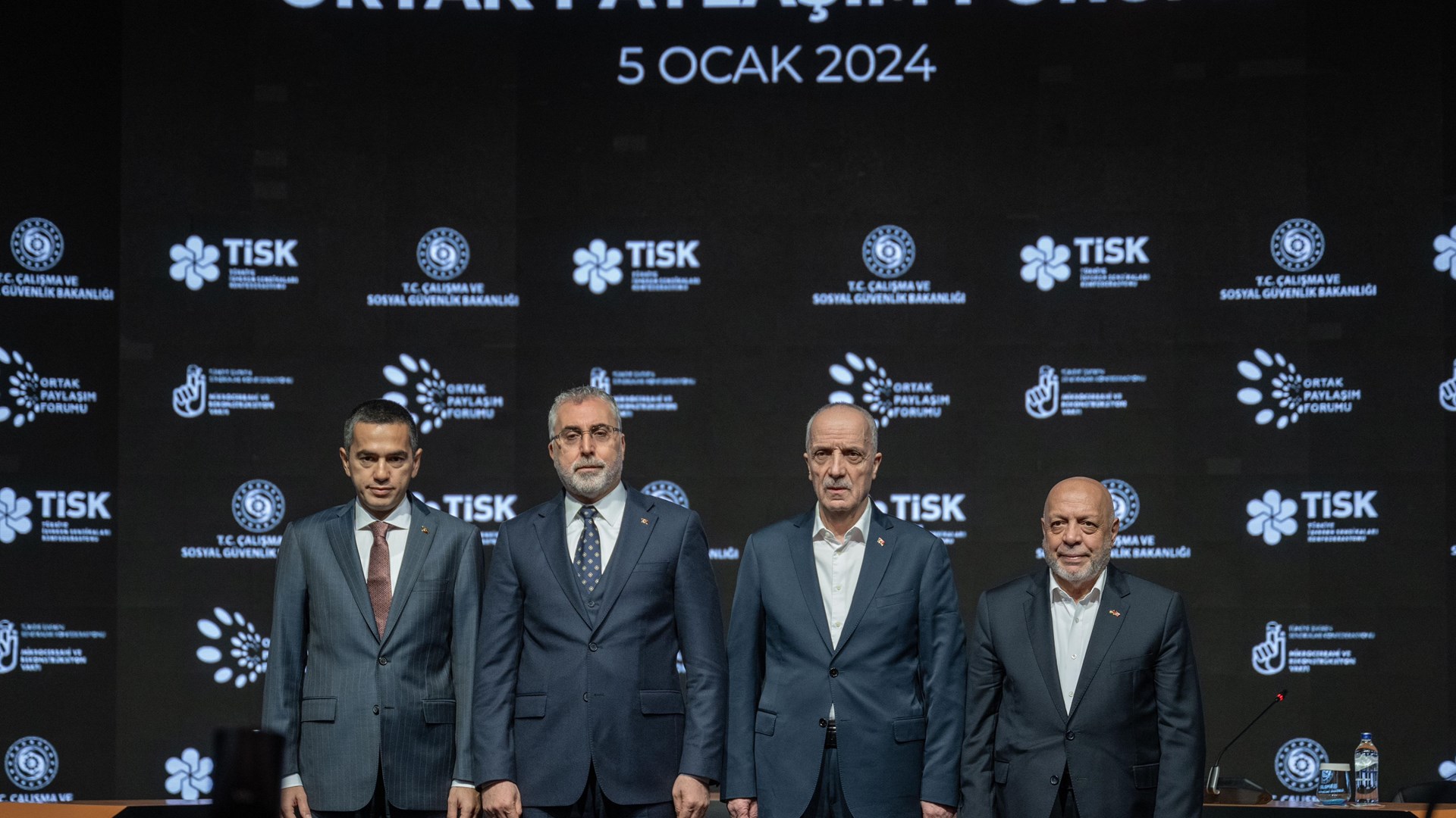 Çalışma ve Sosyal Güvenlik Bakanı Prof. Dr. Vedat Işıkhan, Cumhurbaşkanı Recep Tayyip Erdoğan’ın katılımıyla Çalışma ve Sosyal Güvenlik Bakanlığı ve Türkiye İşveren Sendikaları Konfederasyonu (TİSK) tarafından düzenlenen Ortak Paylaşım Forumu’nda konuştu.