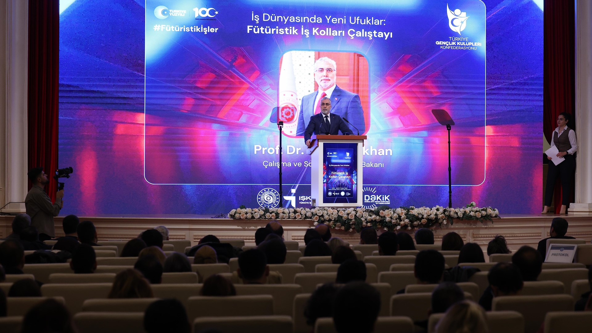 Çalışma ve Sosyal Güvenlik Bakanı Prof. Dr. Vedat Işıkhan, Türkiye İş Kurumu (İŞKUR), Gazi Üniversitesi ve Türkiye Gençlik Kulüpleri Konfederasyonu işbirliğinde Ankara Gazi Üniversitesi Mimar Kemaleddin Salonu’nda düzenlenen “İş Dünyasında Yeni Ufuklar: Fütüristik İş Kolları Çalıştayı”na katıldı.