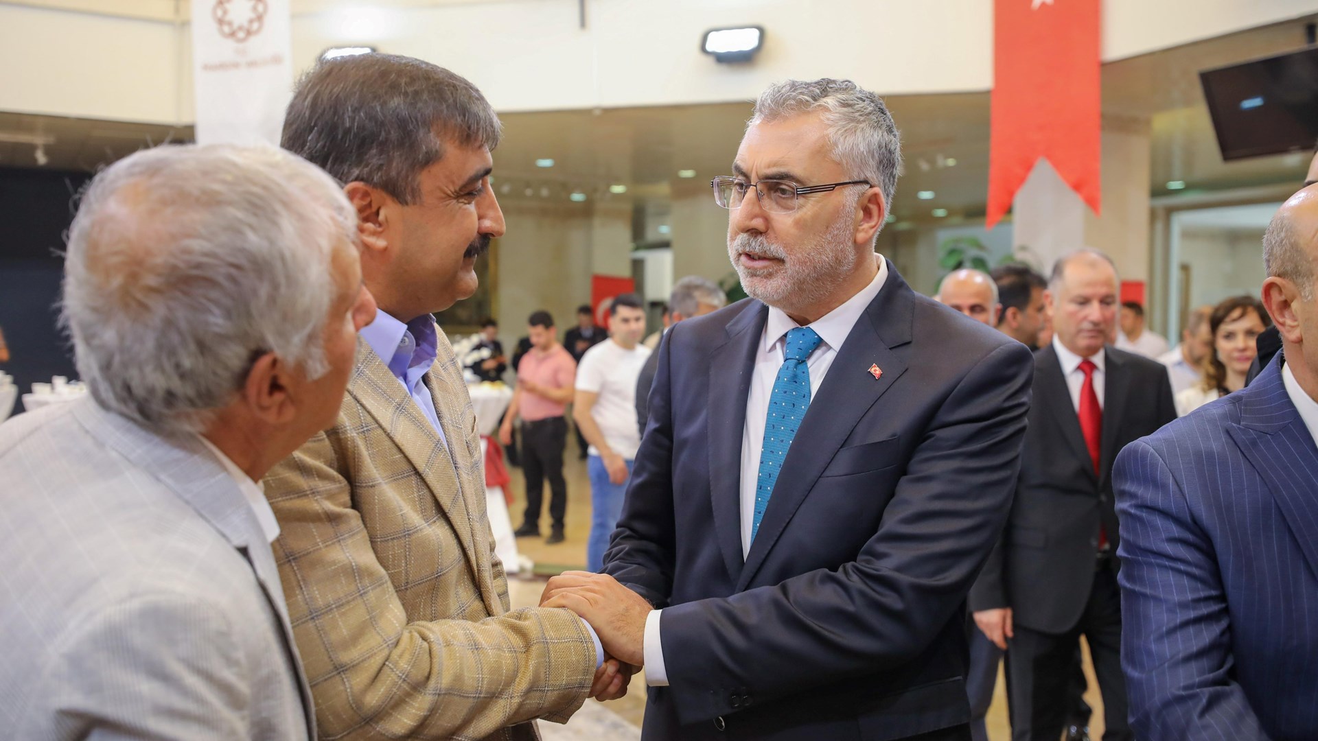 Çalışma ve Sosyal Güvenlik Bakanı Vedat Işıkhan, bir dizi ziyaretlerde bulunmak üzere gittiği baba ocağı Mardin’de hemşehrileriyle bayramlaştı.