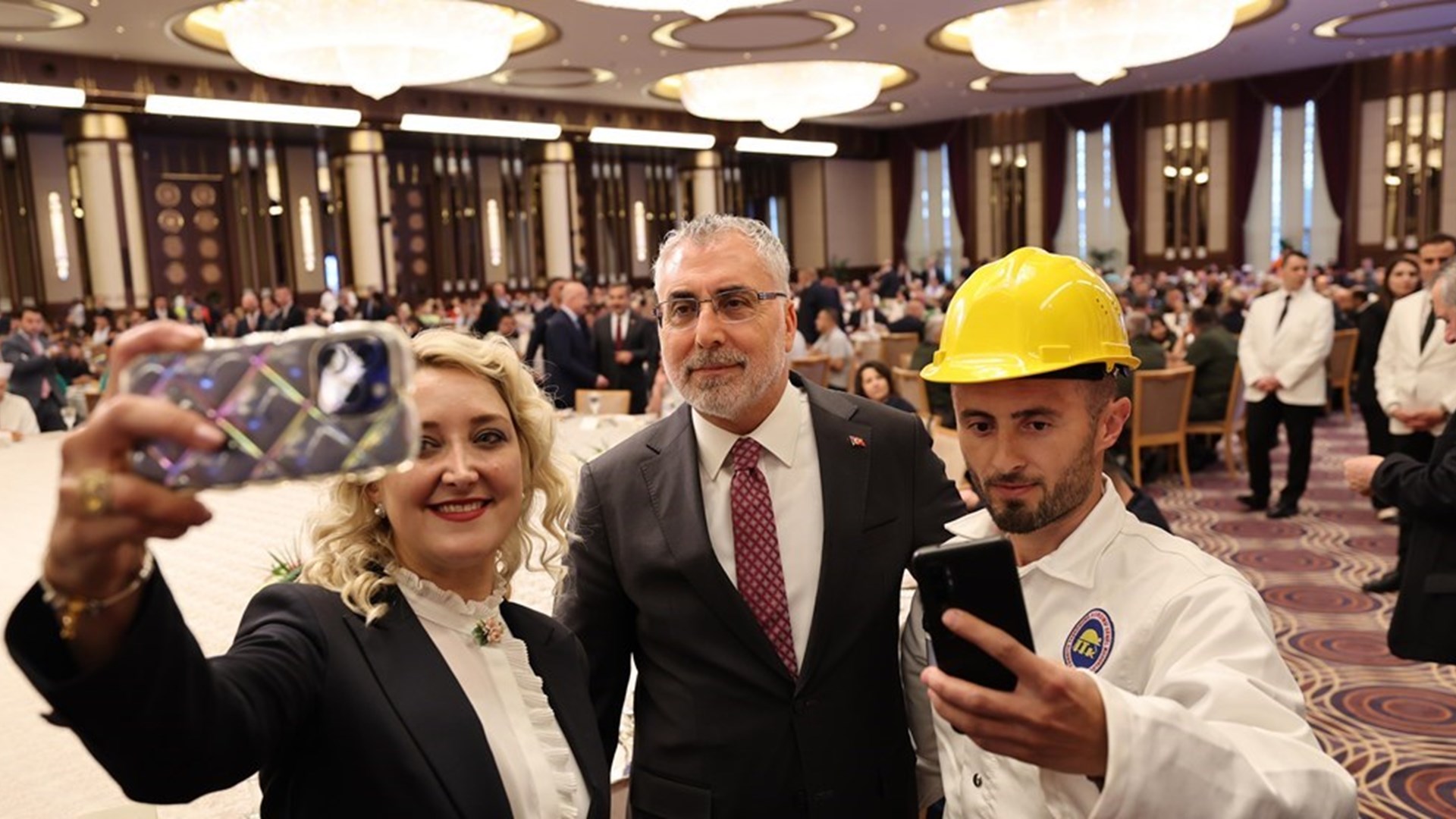 "Emeğin, Sendikal Örgütlenmenin ve İstihdamın Geleceği" temasıyla 29-30 Nisan tarihlerinde düzenlenen 13. Çalışma Meclisi, Cumhurbaşkanı Recep Tayyip Erdoğan’ın teşrifleriyle Cumhurbaşkanlığı Külliyesi Sergi Salonu'nda düzenlenen yemekle sona erdi.