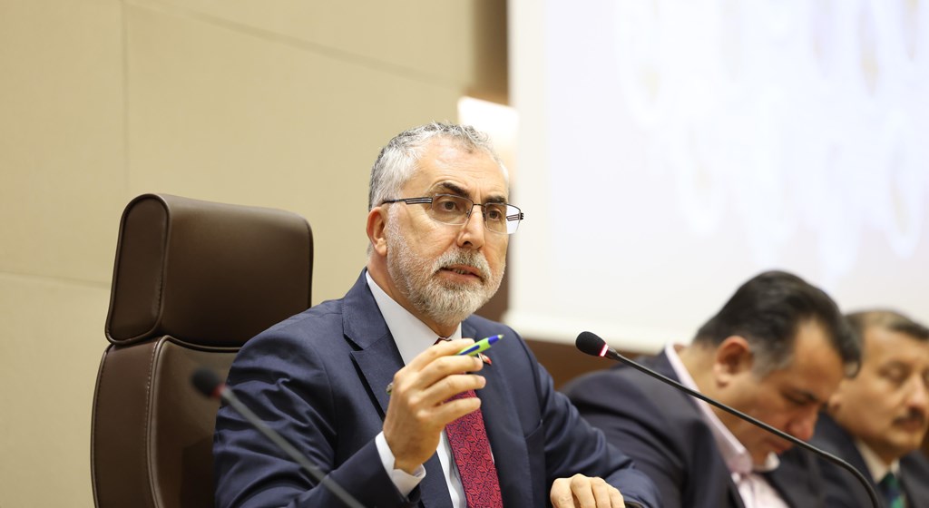 Çalışma ve Sosyal Güvenlik Bakanı Prof. Dr. Vedat Işıkhan, çeşitli temaslarda bulunmak ve programlara katılmak üzere Tokat, Amasya ve Çorum illerini ziyaret etti.