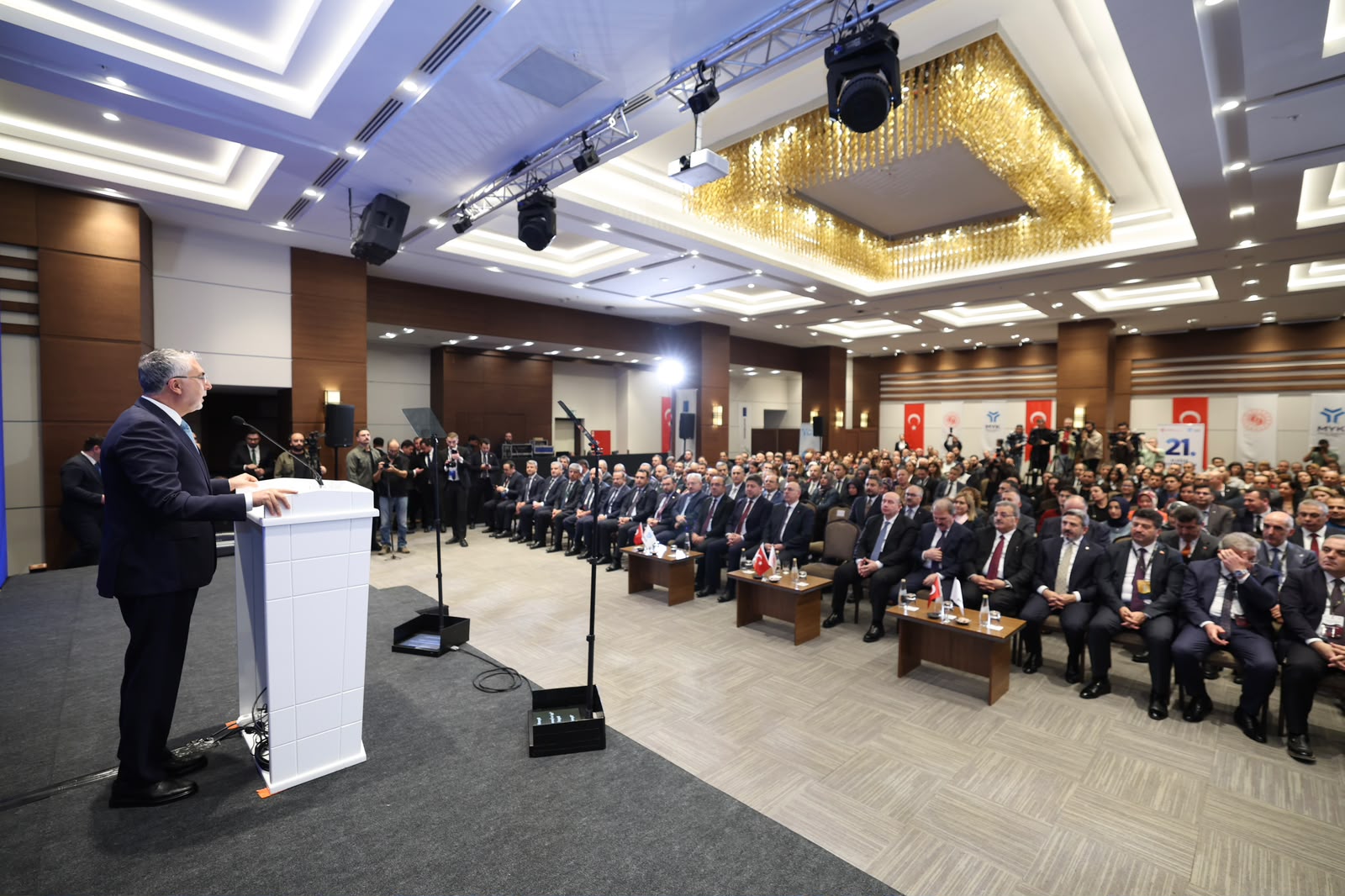 Çalışma ve Sosyal Güvenlik Bakanı Prof. Dr. Vedat Işıkhan, Mesleki Yeterlilik Kurumu (MYK) Yükseköğretimde Yeterlilik ve Tanınırlık-Türkiye Yeterlilikler Çerçevesi (TYÇ) Logo Kullanım Hakkı Buluşması Programı’na iştirak etti.