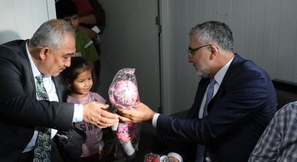 Çalışma ve Sosyal Güvenlik Bakanı Prof. Dr. Vedat Işıkhan, bir dizi ziyaretlerde bulunmak ve programlara katılmak üzere Gaziantep’e gitti. 