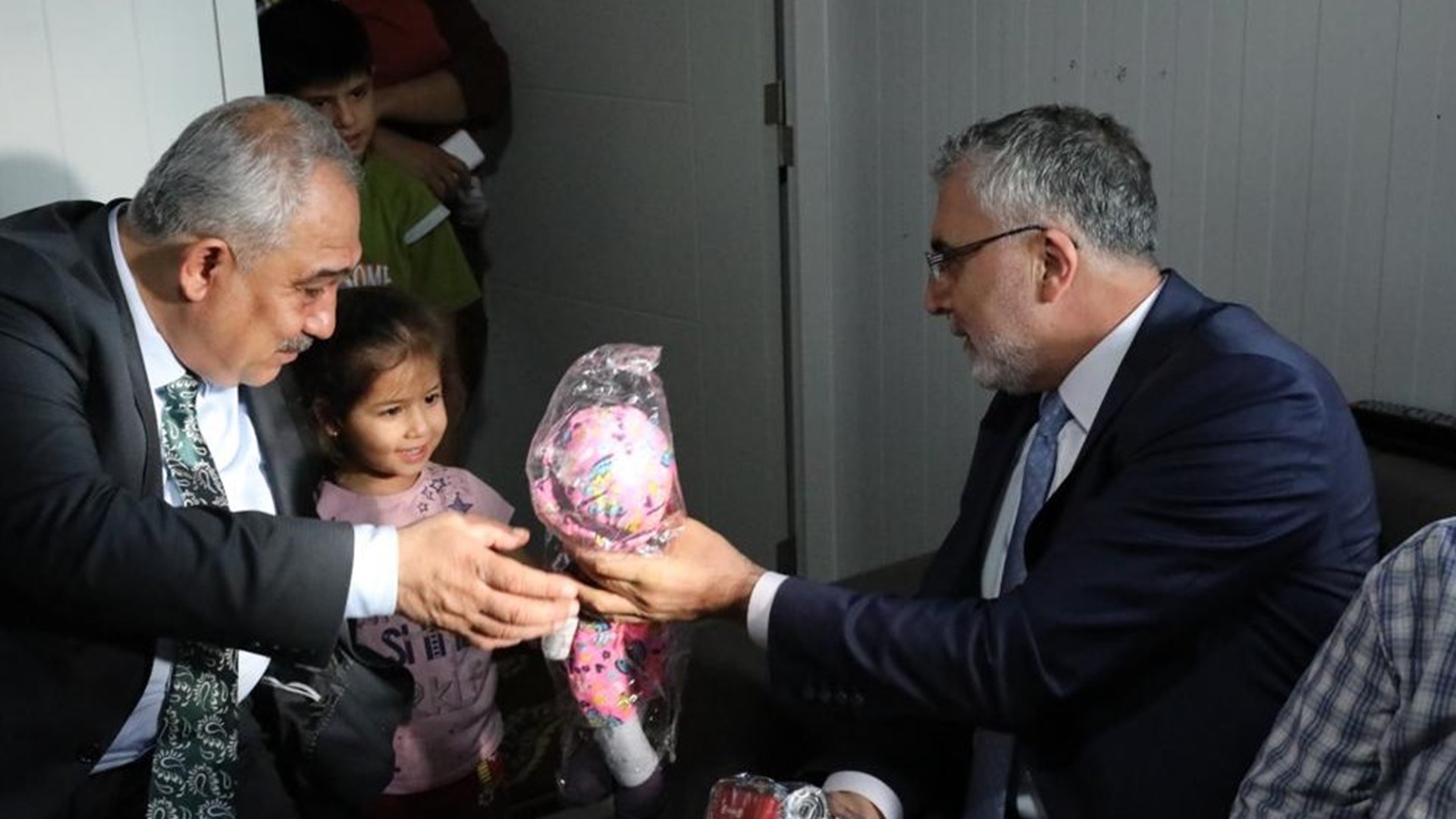 Çalışma ve Sosyal Güvenlik Bakanı Prof. Dr. Vedat Işıkhan, bir dizi ziyaretlerde bulunmak ve programlara katılmak üzere Gaziantep’e gitti.