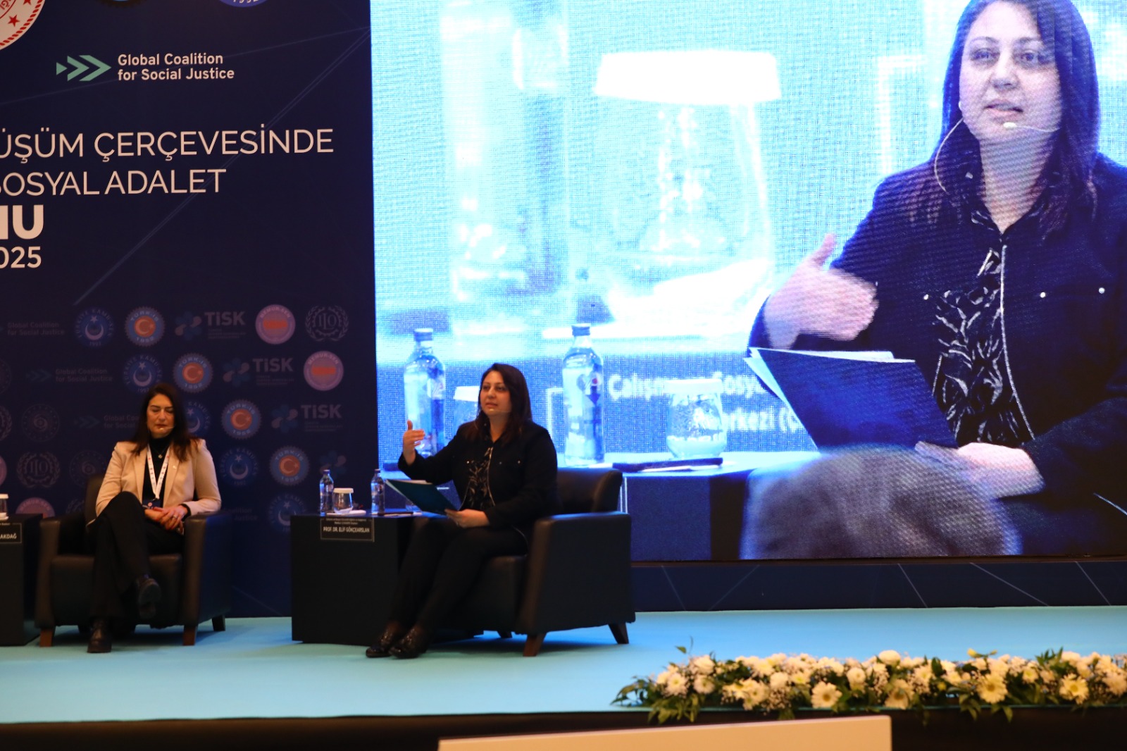 20 Şubat Dünya Sosyal Adalet Günü vesilesiyle, Bakanlığımızın öncülüğünde ve Küresel Sosyal Adalet Koalisyonu kapsamında düzenlenen “Dijitalleşme ve Yeşil Dönüşüm Çerçevesinde Sosyal Adalet Forumu” geniş katılımla gerçekleştirildi. Forum, Türkiye İşveren Sendikaları Konfederasyonu (TİSK), Türkiye İşçi Sendikaları Konfederasyonu (TÜRK-İŞ), Memur Sendikaları Konfederasyonu (MEMUR-SEN) ve Türkiye Kamu Çalışanları Sendikaları Konfederasyonu (KAMU-SEN) işbirliğiyle düzenlendi.