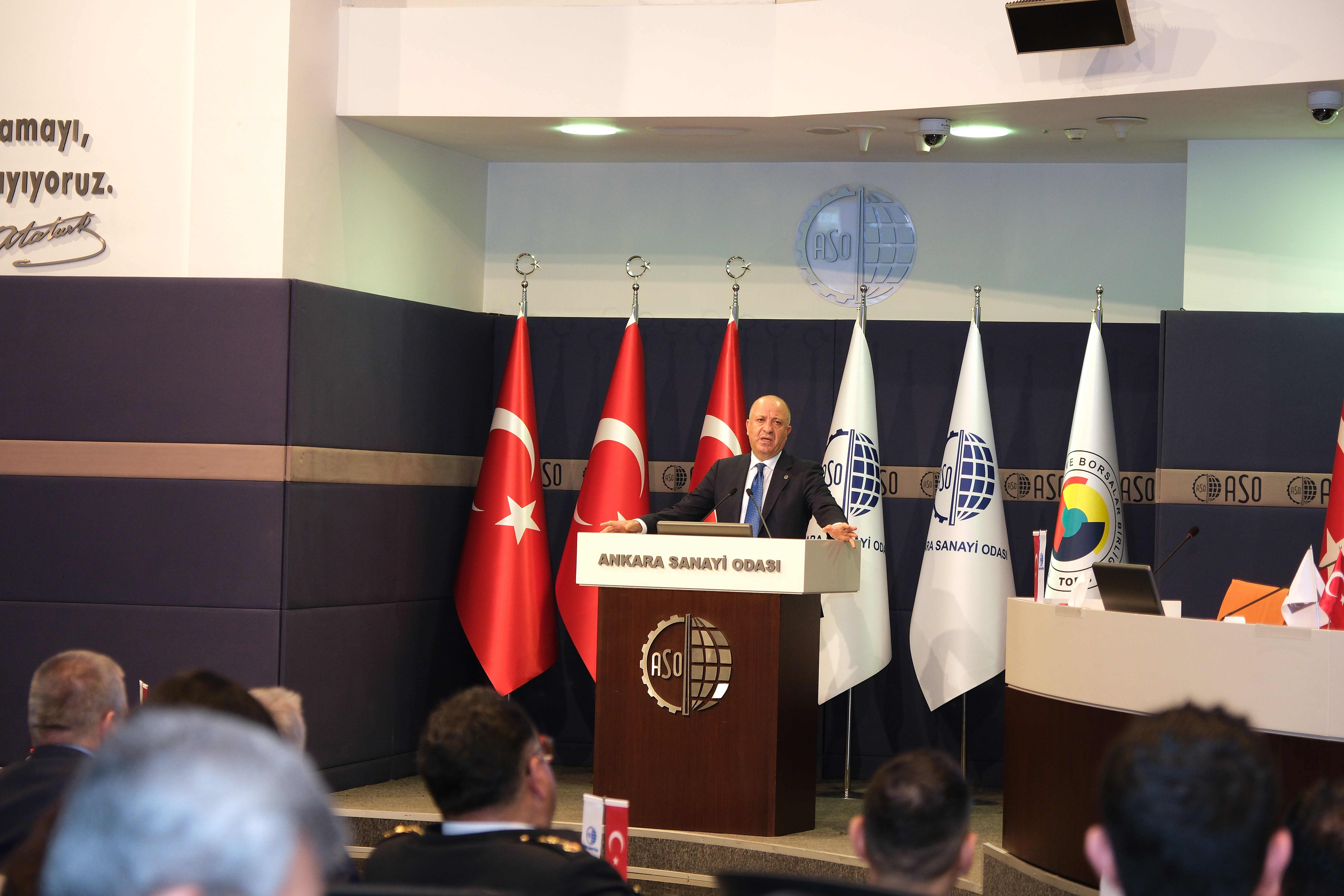 Rehberlik ve Teftiş Başkanlığı tarafından çalışma ortamı ile çalışma koşullarına ilişkin farkındalık oluşturmak amacıyla düzenlenen rehberlik ve bilgilendirme toplantısı, Ankara Sanayi Odası (ASO) ev sahipliğinde Türkiye İnşaat Sanayicileri İşveren Sendikası(İNTES) ile Türkiye Müteahhitler Birliği’nden(TMB) sektör temsilcilerinin katılımıyla 24 Nisan 2025 tarihinde gerçekleştirildi.