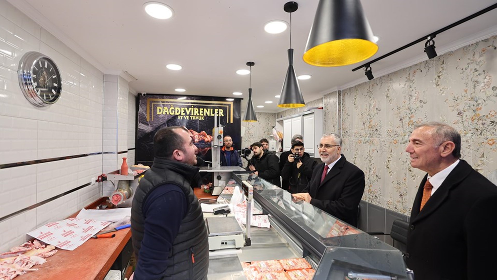 Çalışma ve Sosyal Güvenlik Bakanı Prof. Dr. Vedat Işıkhan, çeşitli temaslarda bulunmak ve programlara katılmak üzere Kırşehir’e gitti.