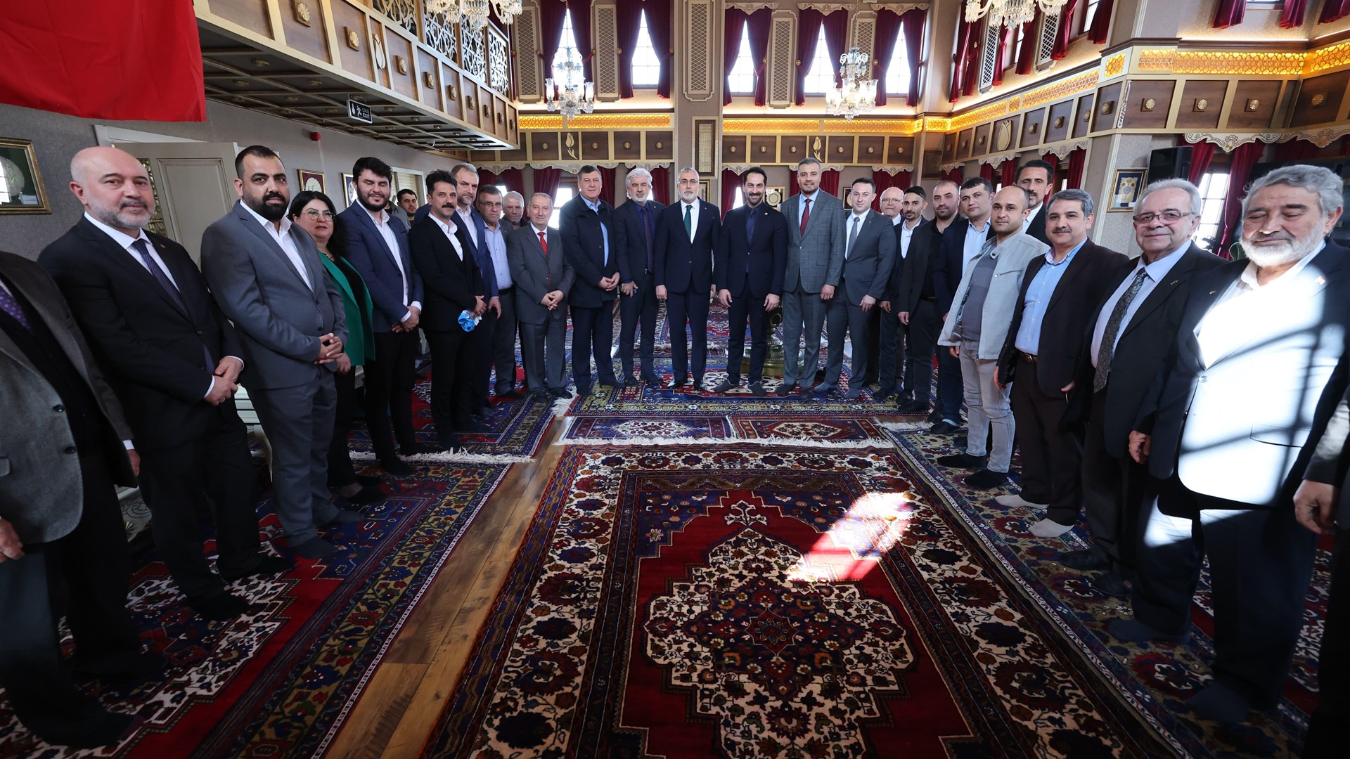 Çalışma ve Sosyal Güvenlik Bakanı Prof. Dr. Vedat Işıkhan, Manisa’da düzenlenen “İş-Pozitif Kadın İstihdamı Projesi Tanıtım Toplantısı” na iştirak etti.