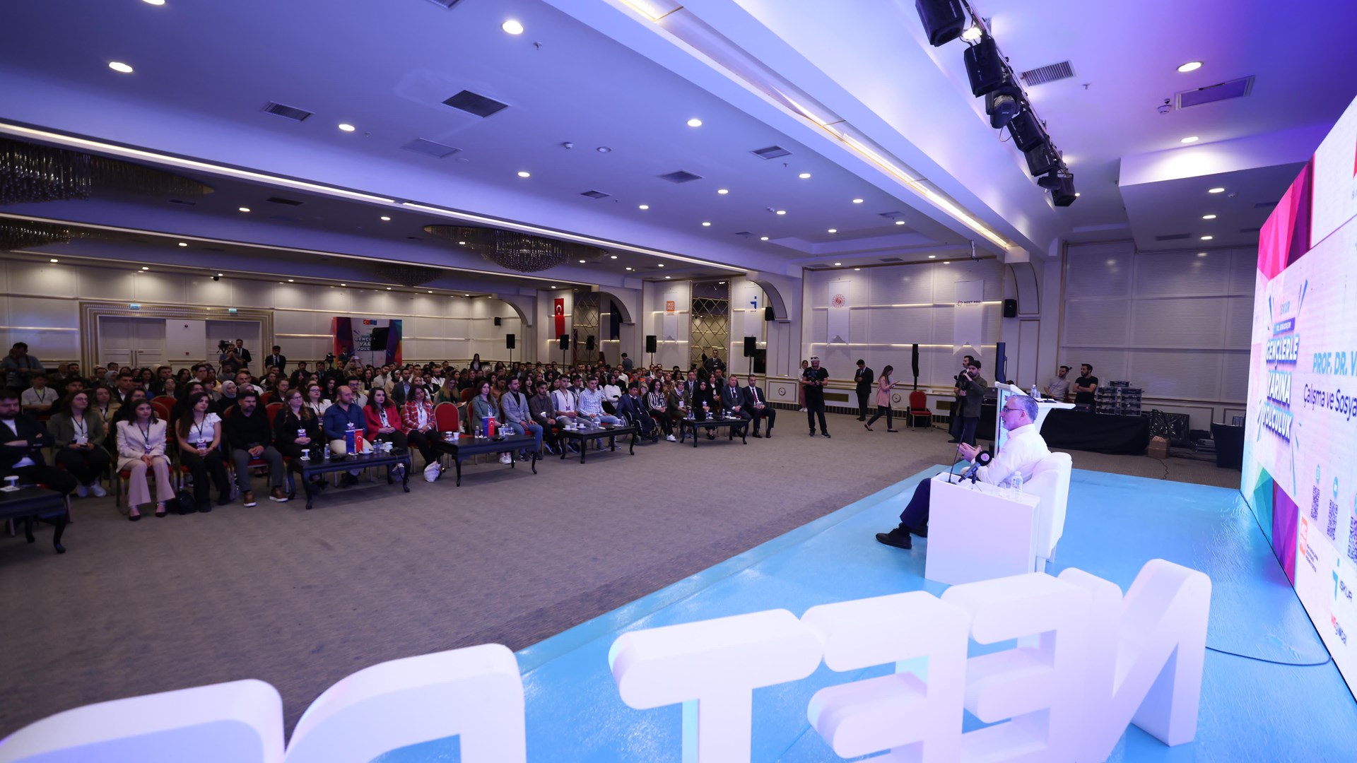 Çalışma ve Sosyal Güvenlik Bakanı Prof. Dr. Vedat Işıkhan, İŞKUR NEET PRO kapsamında ‘Gençlerle Yarına Yolculuk’ Programında gençlerle bir araya gelerek, sorularını yanıtladı.