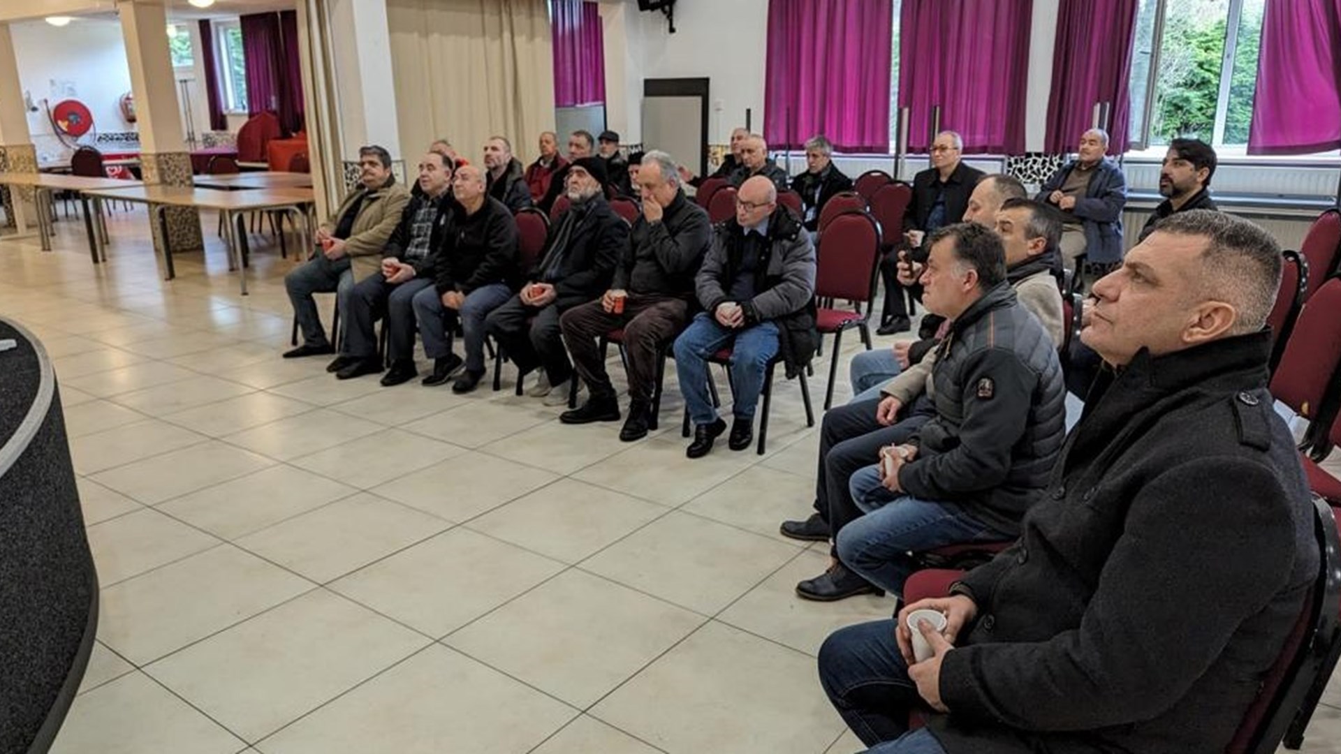 Deventer Labour and Social Security Attaché met Turkish citizens at the Türkiyem Mosque in Arnhem.