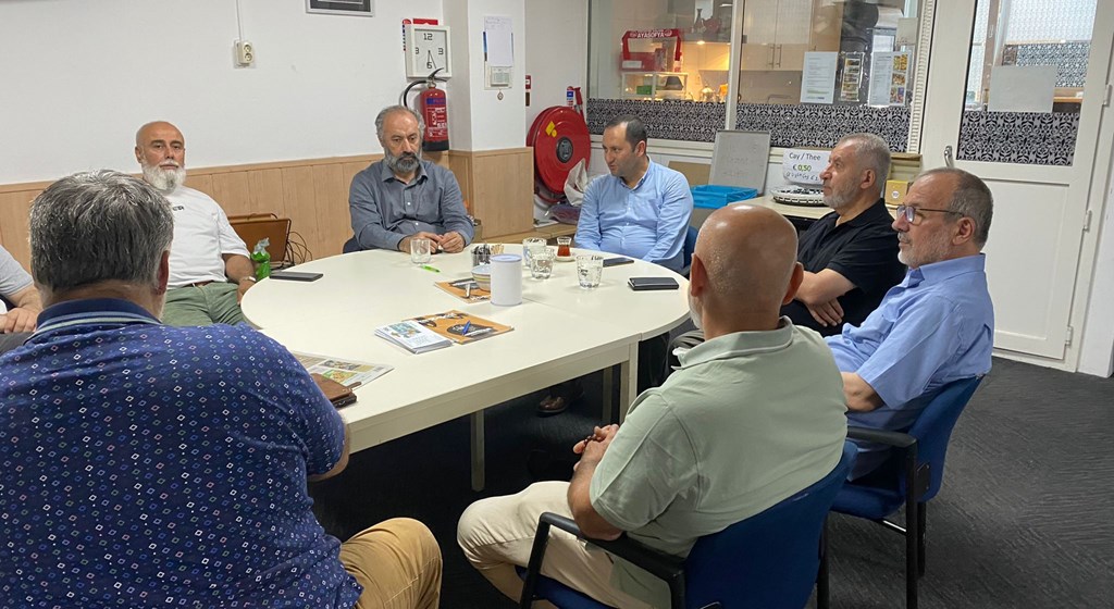 Deventer Çalışma ve Sosyal Güvenlik Ataşeliğimiz, Arnhem Ayasofya Camiinde vatandaşlarımızla bir araya geldi.