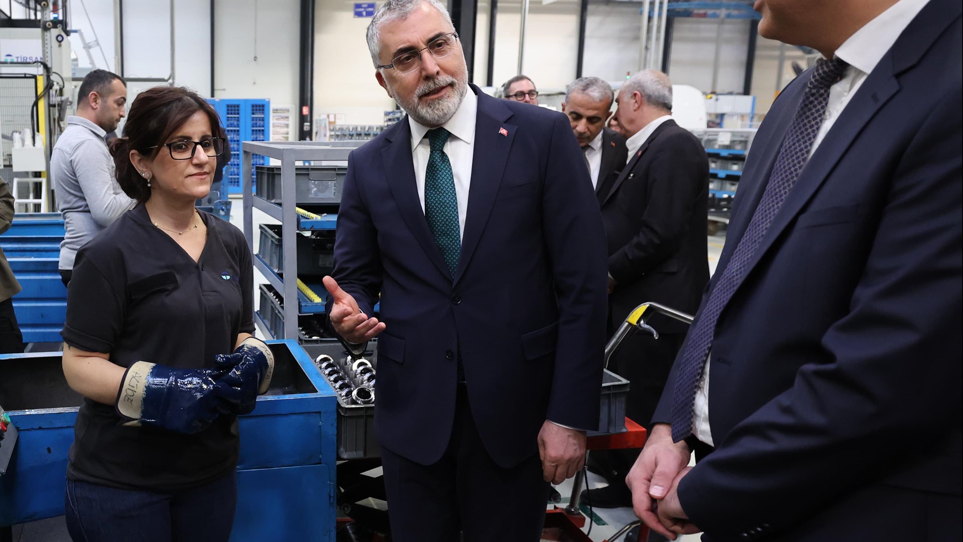 Çalışma ve Sosyal Güvenlik Bakanı Prof. Dr. Vedat Işıkhan, Manisa’da düzenlenen “İş-Pozitif Kadın İstihdamı Projesi Tanıtım Toplantısı” na iştirak etti.