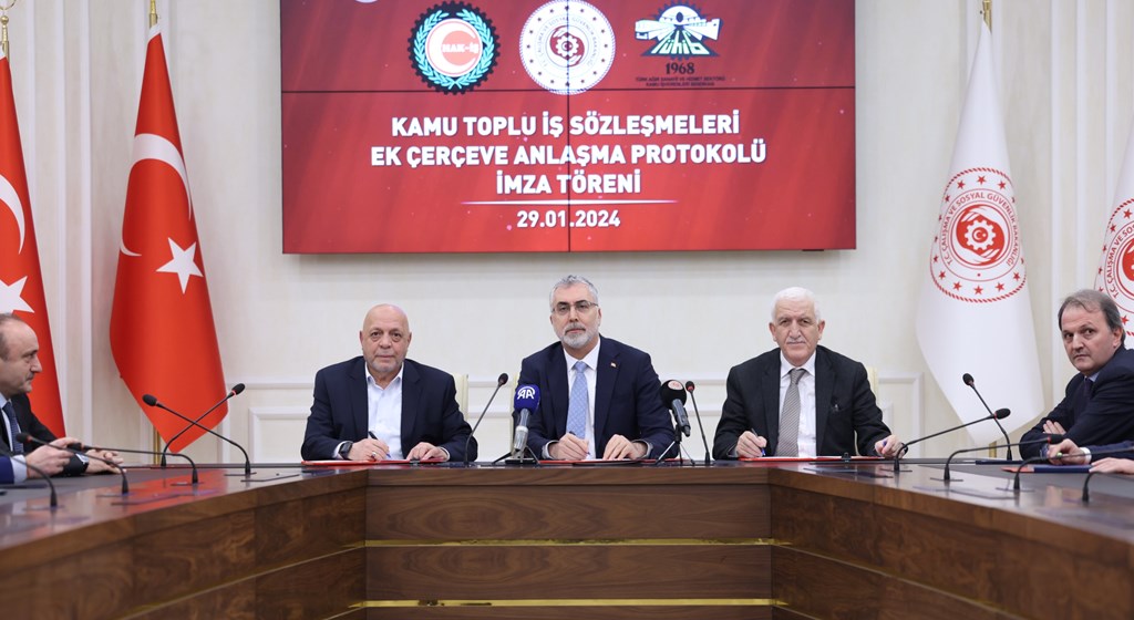 Kamu Toplu İş Sözleşmeleri Ek Çerçeve Anlaşması Protokolü İmza Töreni Çalışma ve Sosyal Güvenlik Bakanı Prof. Dr. Vedat Işıkhan’ın katılımıyla Çalışma ve Sosyal Güvenlik Bakanlığı ev sahipliğinde düzenlendi.