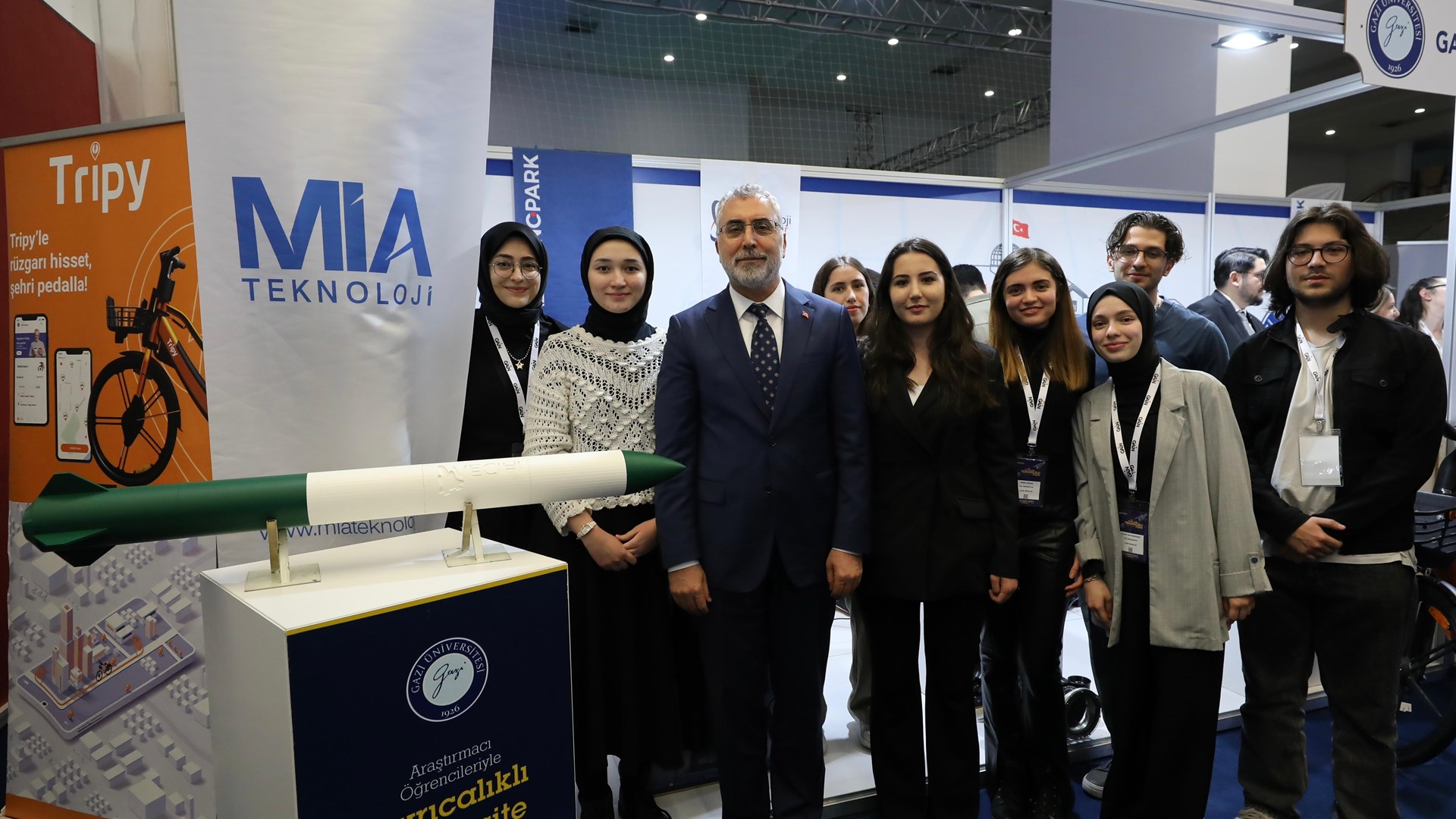Çalışma ve Sosyal Güvenlik Bakanı Prof. Dr. Vedat Işıkhan, Türkiye Verimlilik Vakfı ve Ankara Bilim Üniversitesinin ev sahipliğinde ATO Congresium'da düzenlenen "Gelecek İçin Teknolojiler" temalı 6. Verimlilik ve Teknoloji Fuarı'nı ziyaret etti.
