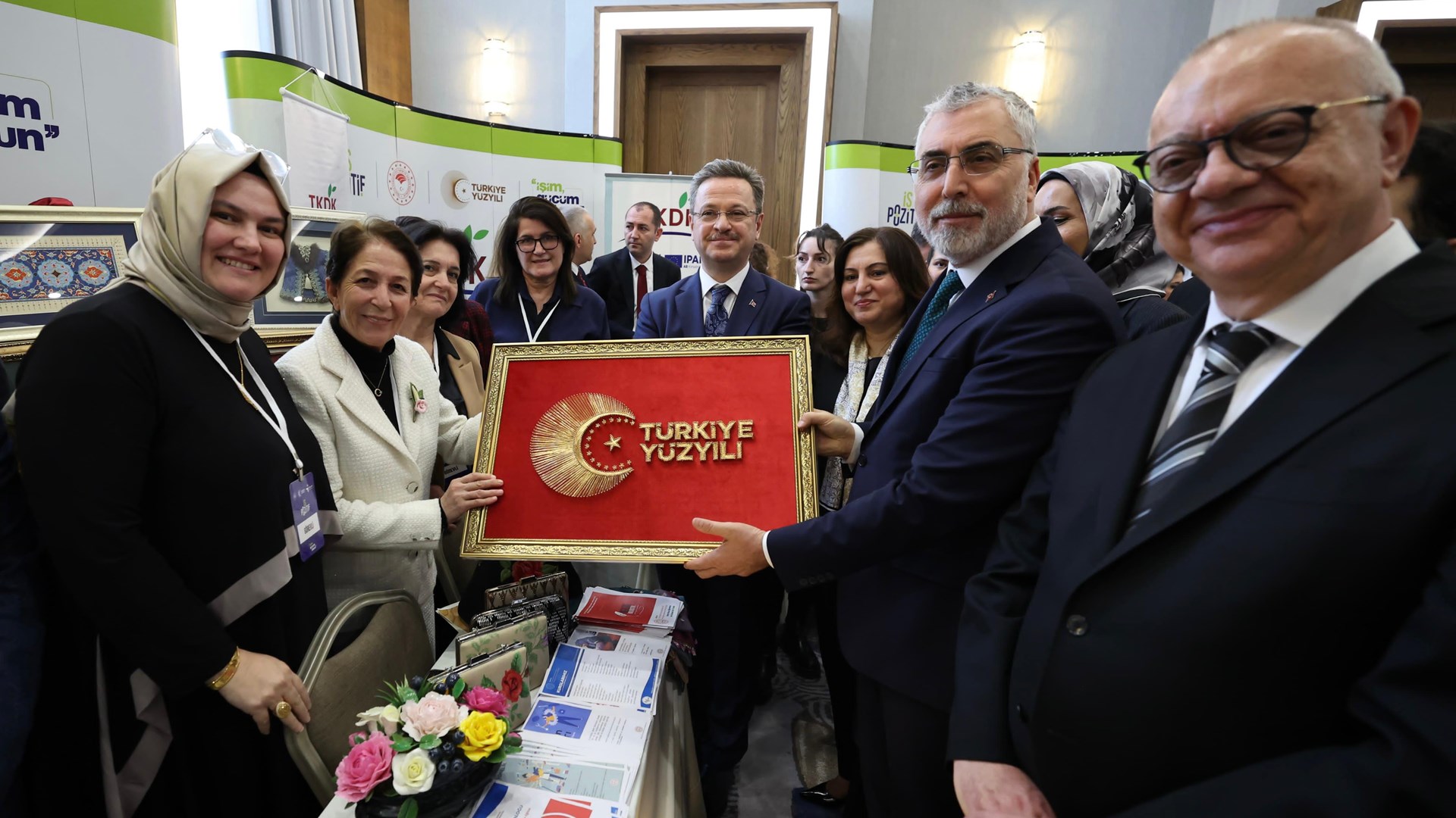 Çalışma ve Sosyal Güvenlik Bakanı Prof. Dr. Vedat Işıkhan, Manisa’da düzenlenen “İş-Pozitif Kadın İstihdamı Projesi Tanıtım Toplantısı” na iştirak etti.