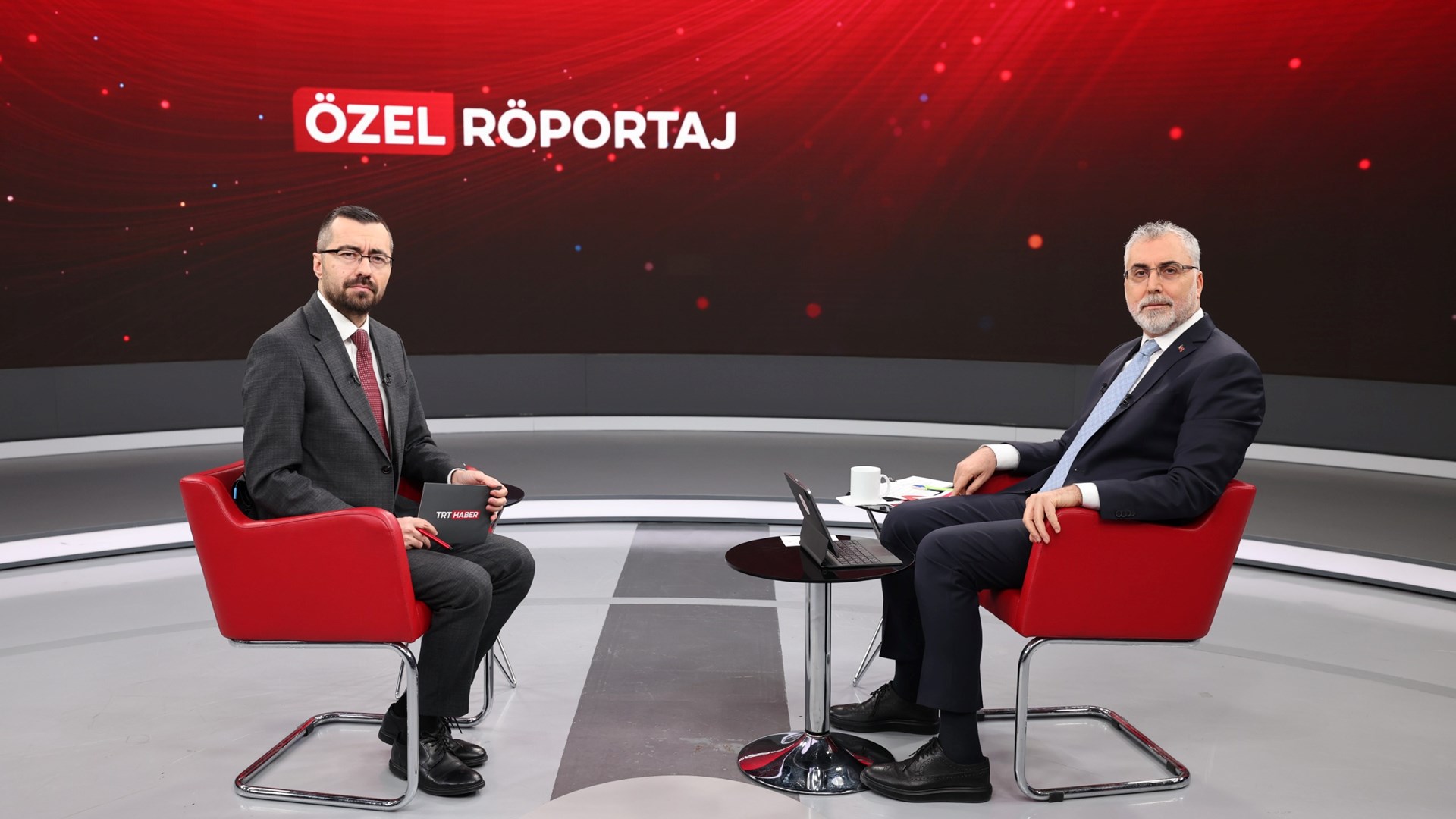 Çalışma ve Sosyal Güvenlik Bakanı Prof. Dr. Vedat Işıkhan, TRT Haber’de çalışma hayatı ile gündeme ilişkin değerlendirmelerde bulundu ve soruları yanıtladı. 13 buçuk milyonu bulan SSK ve Bağ-Kur emeklilerinin emekli aylıklarındaki artışın Ocak ayı itibariyle yüzde 49,25’e yükseltildiğini duyurdu.