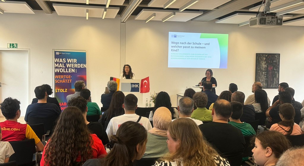 Stuttgart Çalışma ve Sosyal Güvenlik Ataşeliğimizce yaz tatili öncesi gençler ve ebeveynlere, okul sonrası meslek eğitimi ve yüksekokul seçenekleri konusunda kapsamlı bilgiler verildi.