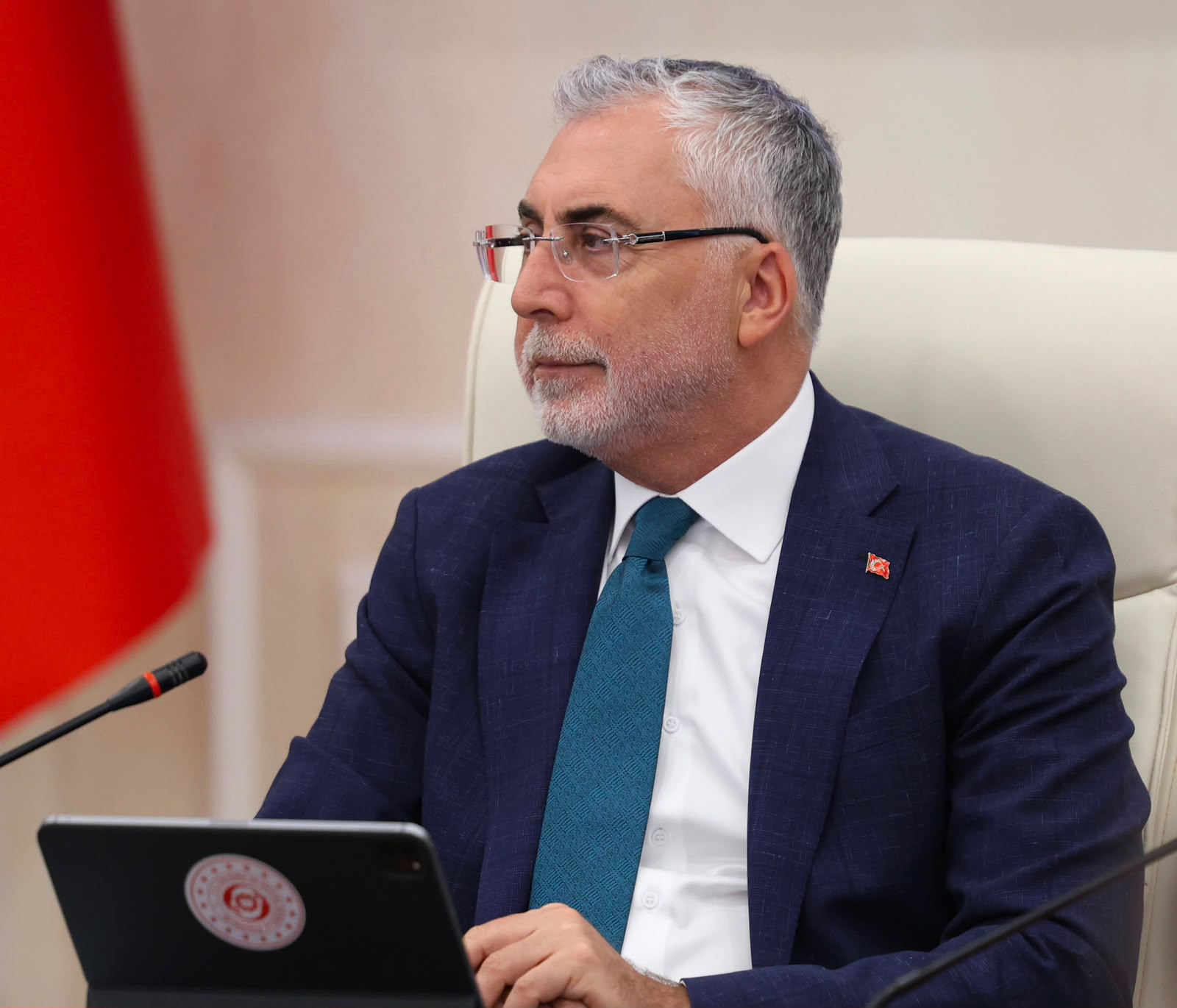 Çalışma ve Sosyal Güvenlik Bakanı Prof. Dr. Vedat Işıkhan, Bakanlığın Reşat Moralı Toplantı Salonu’nda düzenlenen Mesleki Yeterlilik Kurumu (MYK)- Anadolu Aslanları İş Adamları Derneği (ASKON) ile Ulusal Meslek Standardı ve Yeterlilik Hazırlama İş Birliği Protokolü İmza Töreni’ne katıldı.