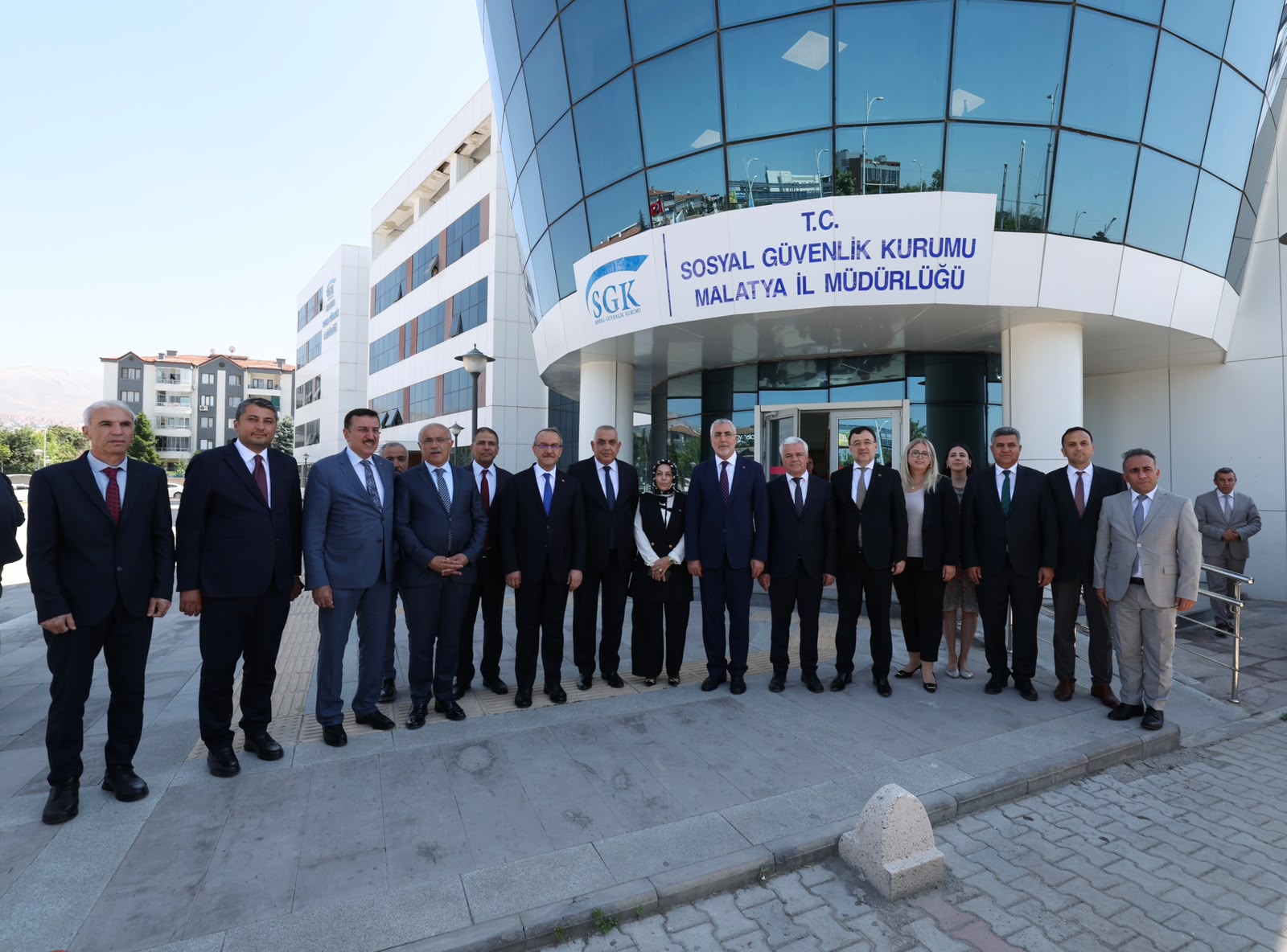 Çalışma ve Sosyal Güvenlik Bakanı Prof. Dr. Vedat Işıkhan, bir dizi ziyaretlerde bulunmak ve programlara katılmak üzere Malatya’ya gitti.
